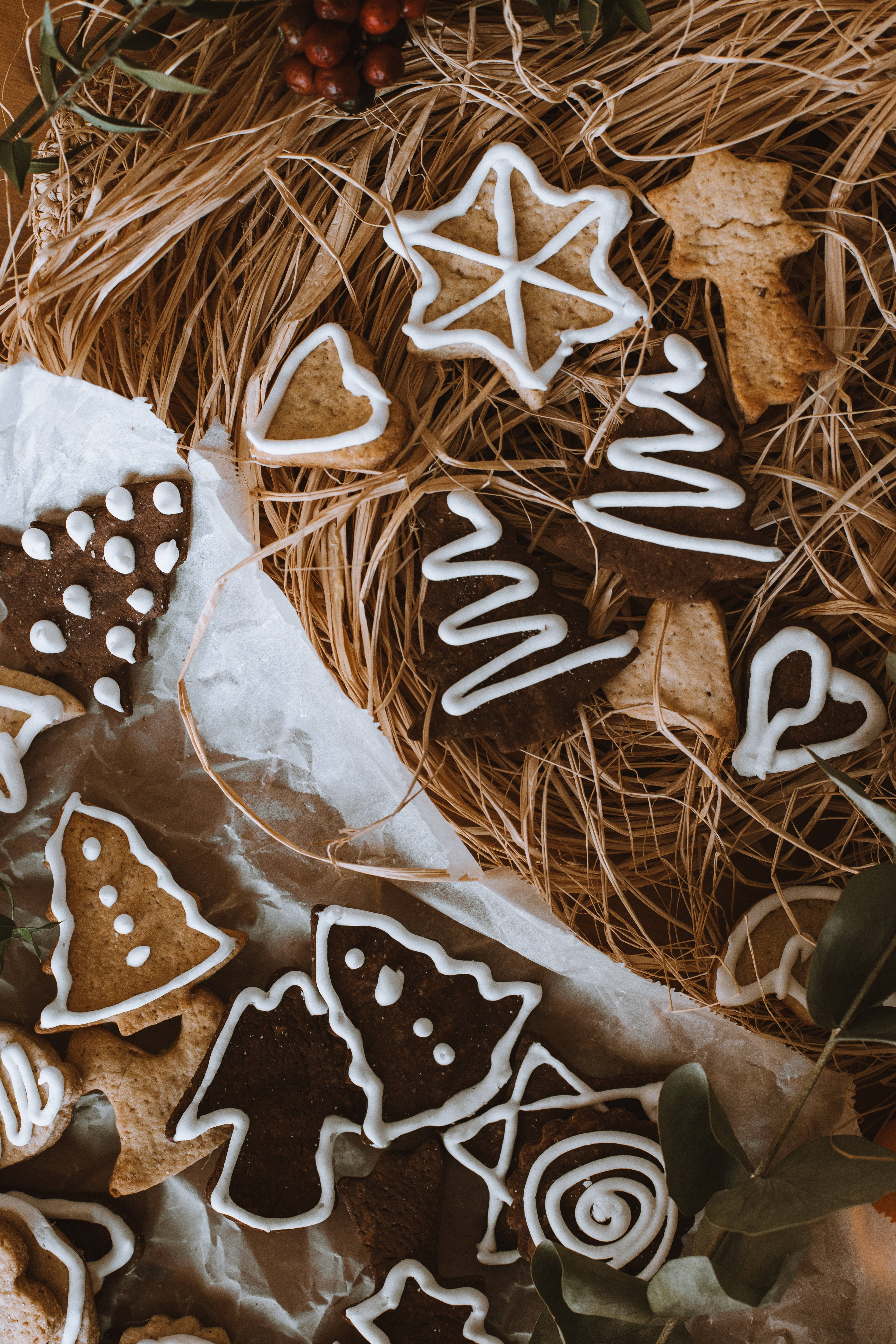 Christmas Cookies, gingerbread cookies, white icing, 5K Phone Wallpaper