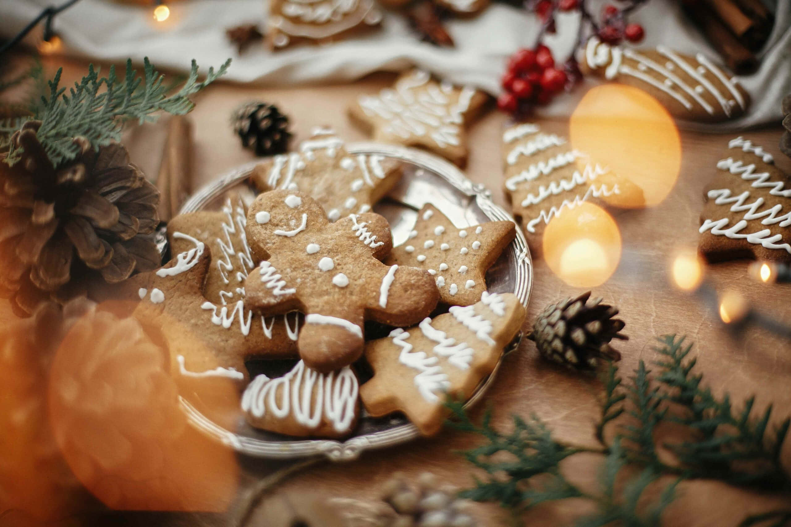 gingerbread cookies, silver plate, white icing, 2K Desktop Wallpaper