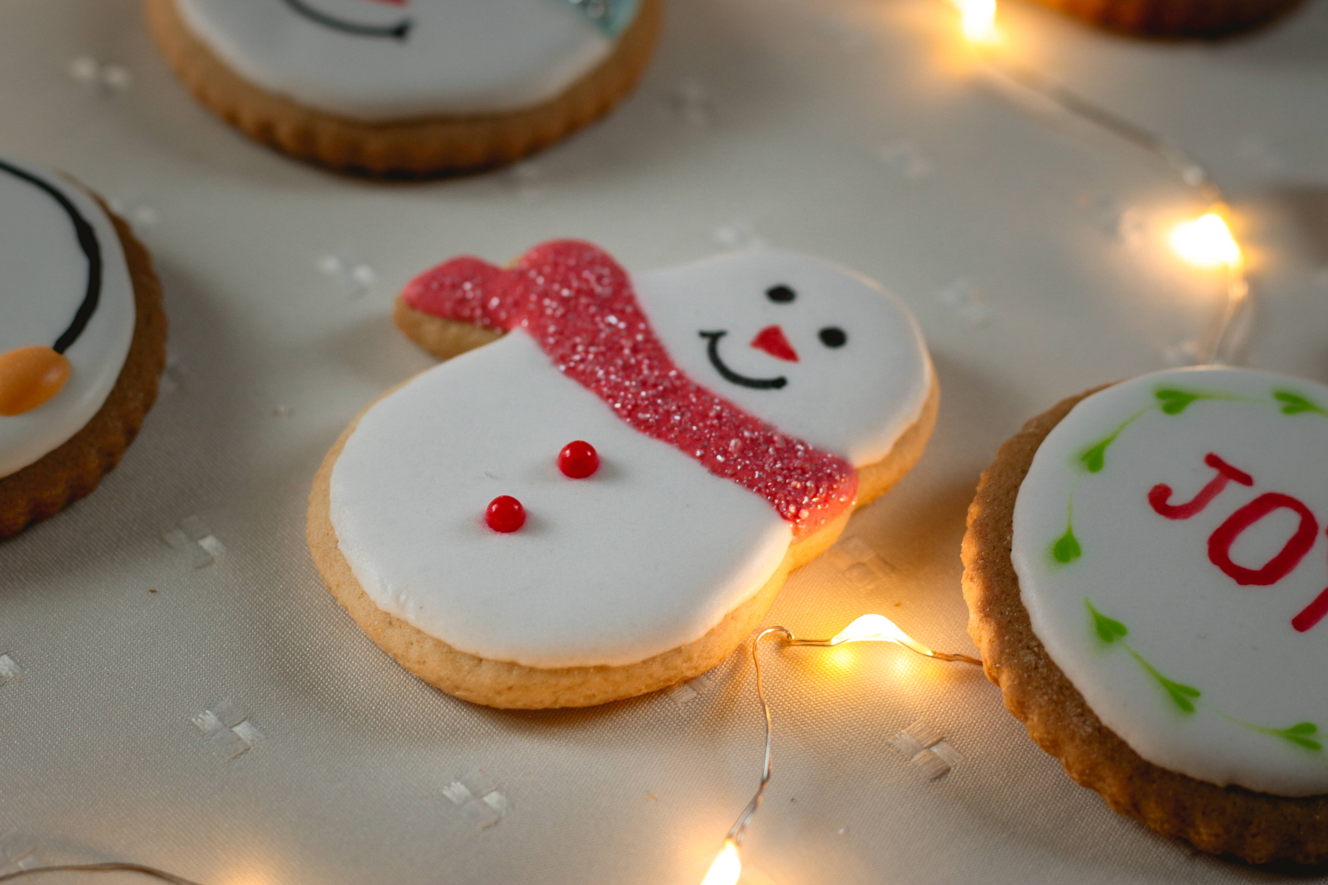 snowman gingerbread, glittery scarves, red buttons, 4K Desktop Wallpaper