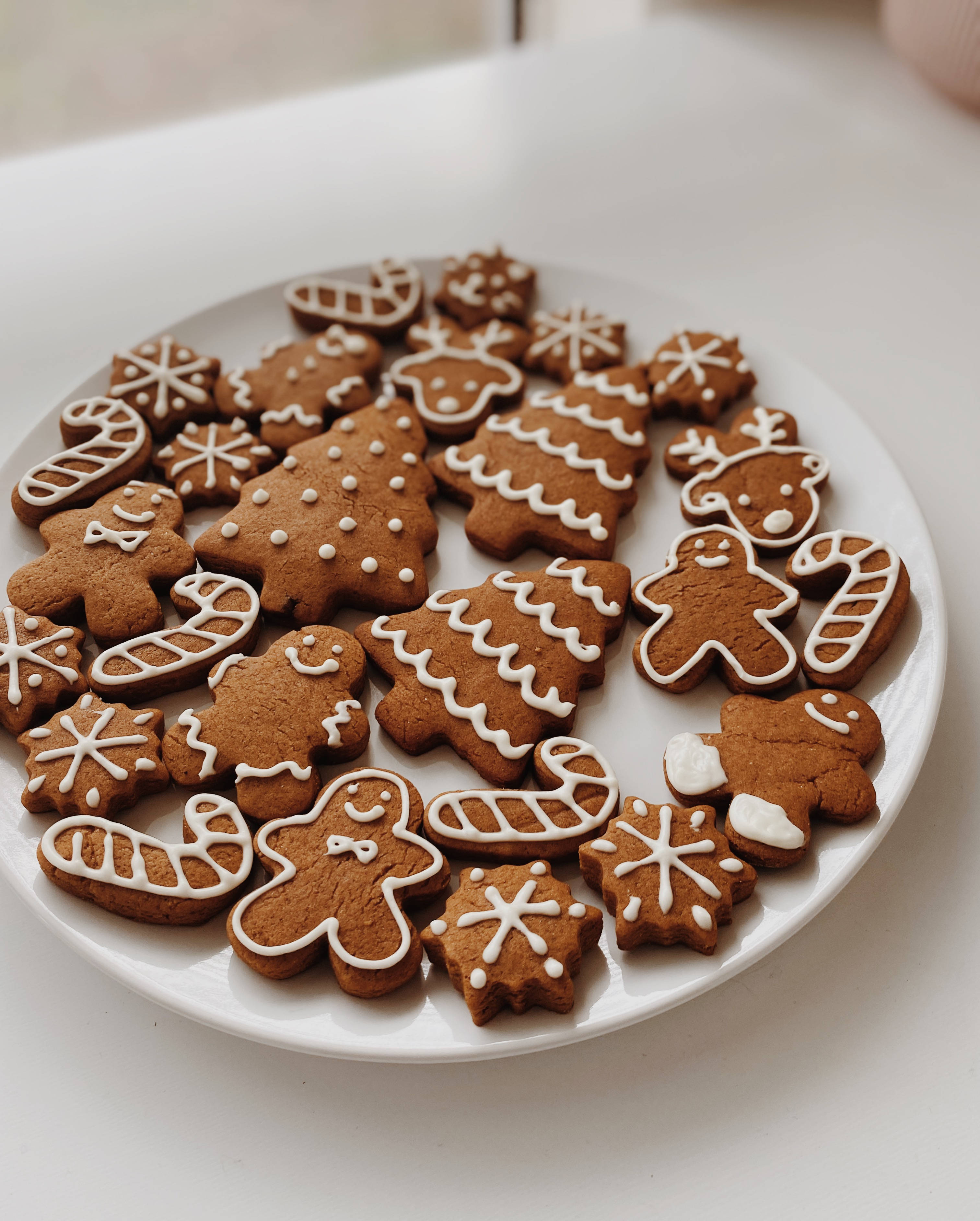gingerbread cookies, white plate, white icing, 2K Phone Wallpaper