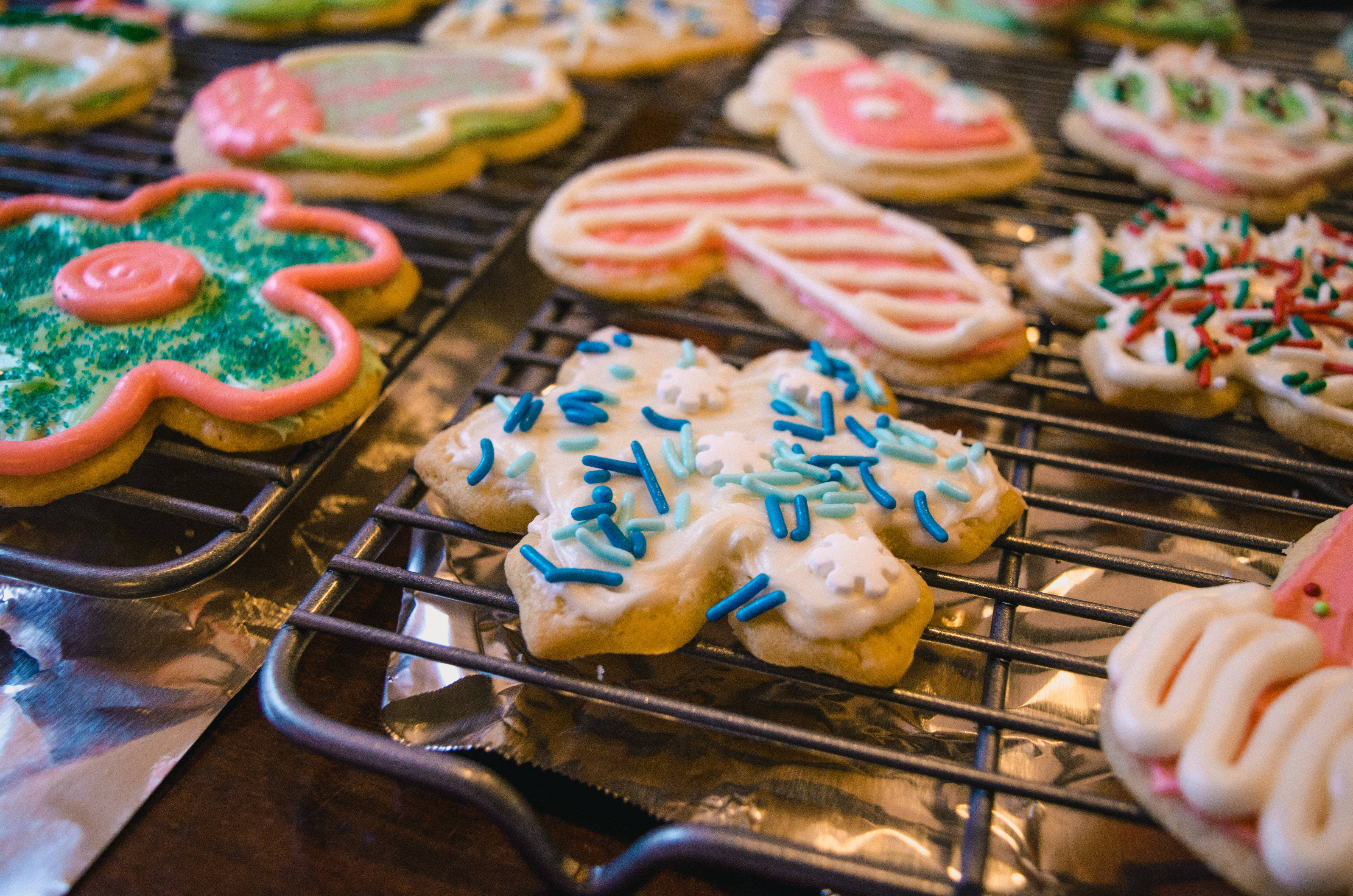 fresh christmas cookies, frosted sugar cookies, sprinkles, 4K Desktop Wallpaper