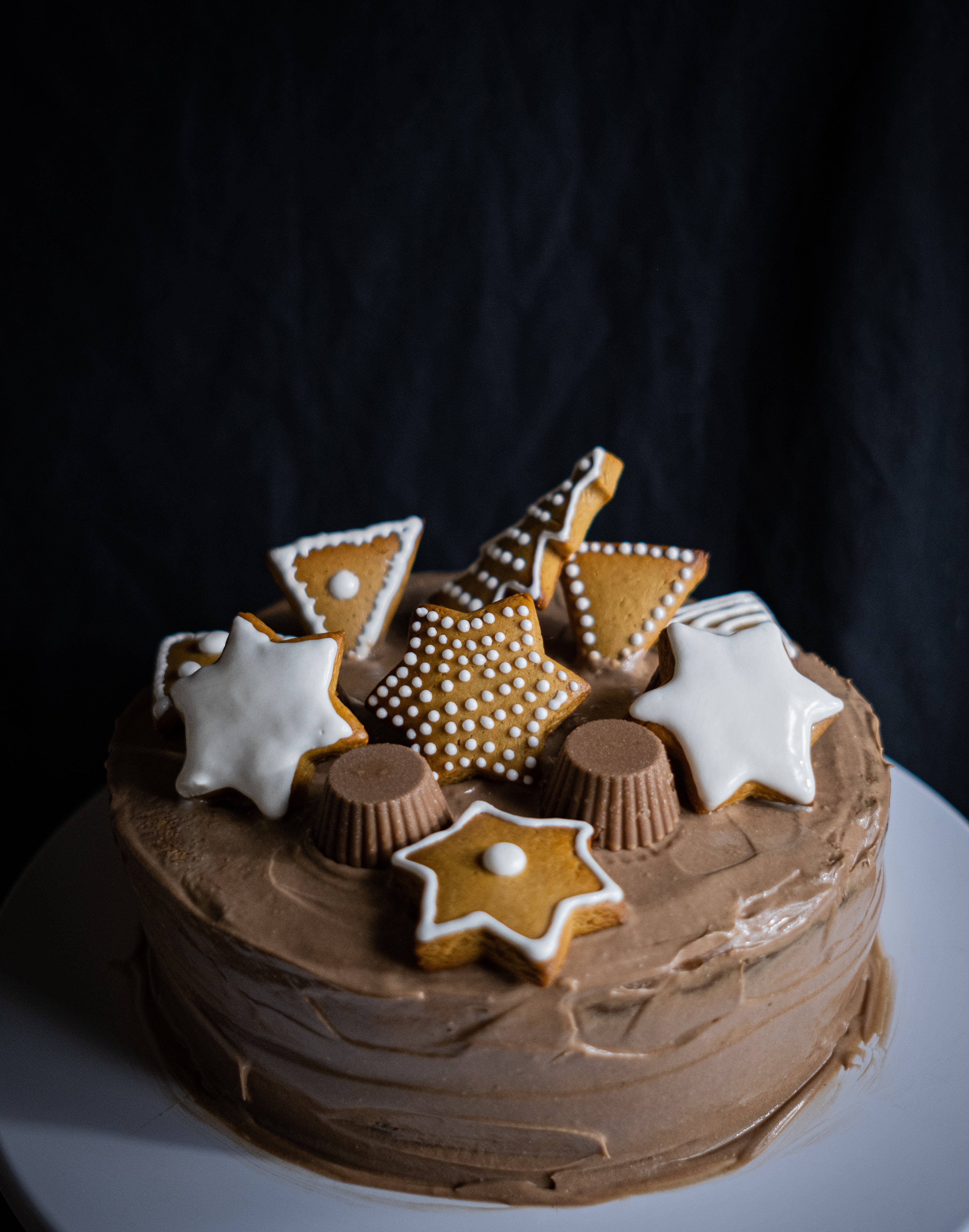 Christmas cookies, gingerbread cookies, peanut butter cups, 4K Phone Wallpaper