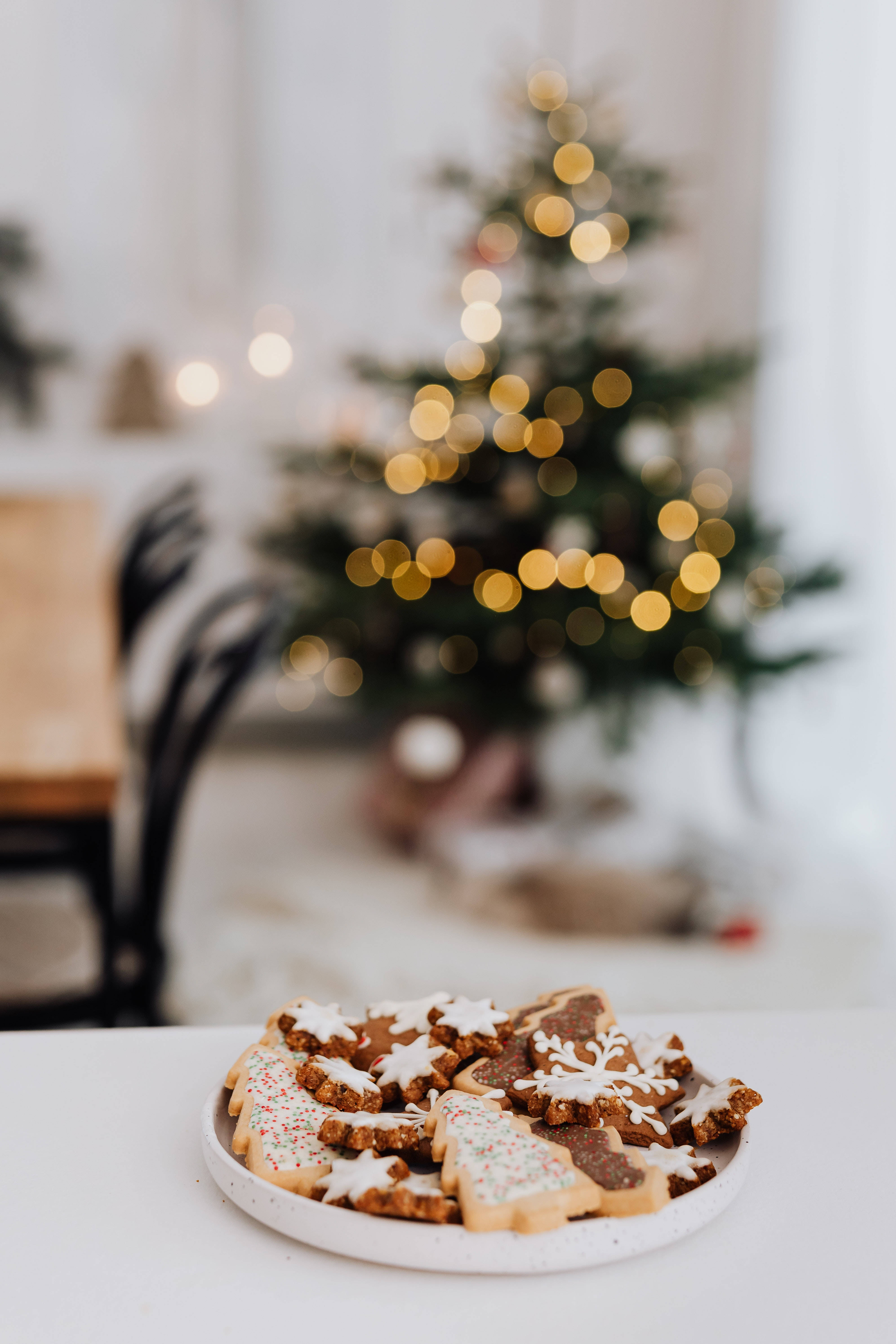 sprinkled Christmas cookies, gingerbread cookies, snowflake toppings, 5K Phone Wallpaper