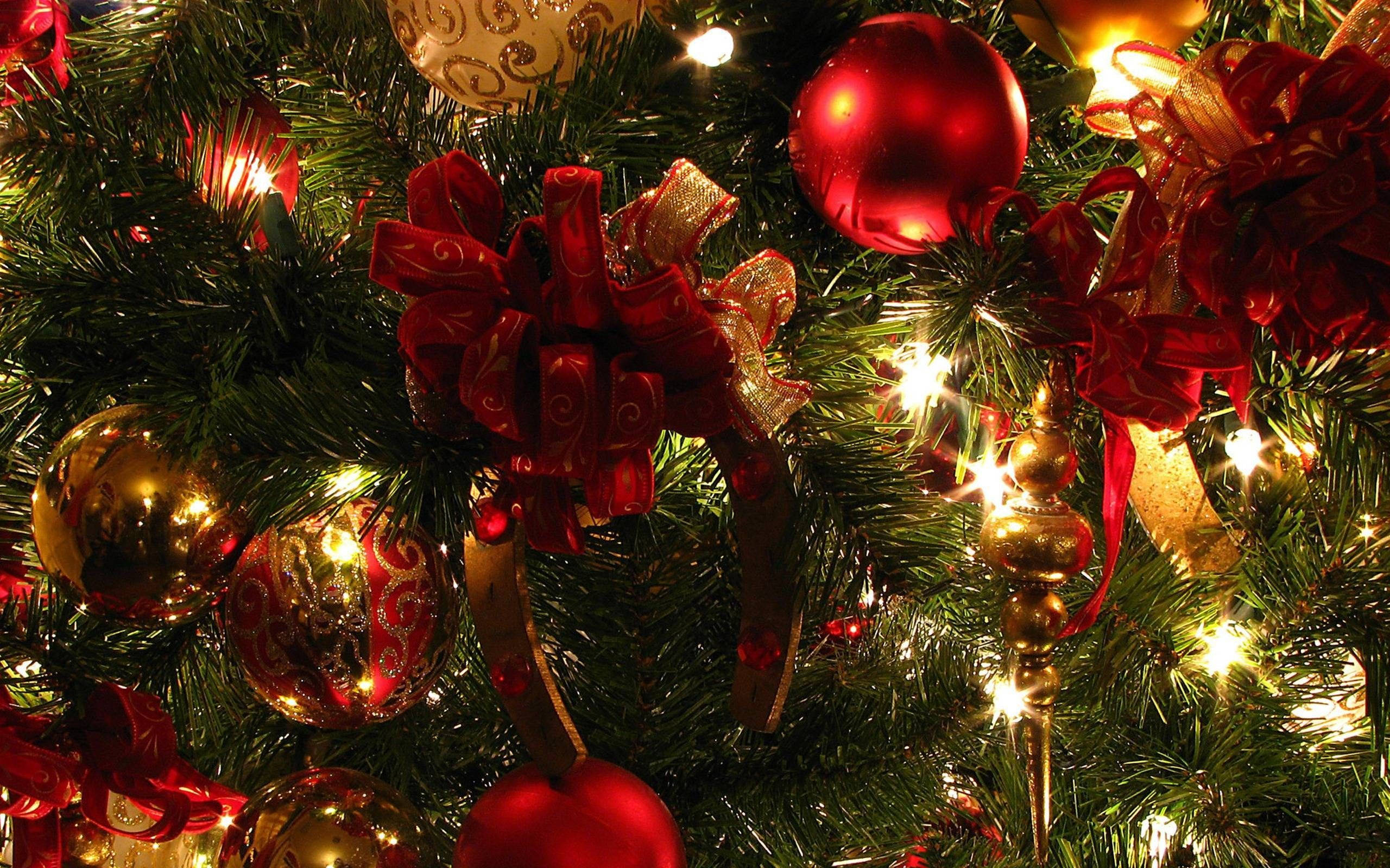 Christmas tree, red and gold ornaments, warm string lights, 2K Desktop Wallpaper