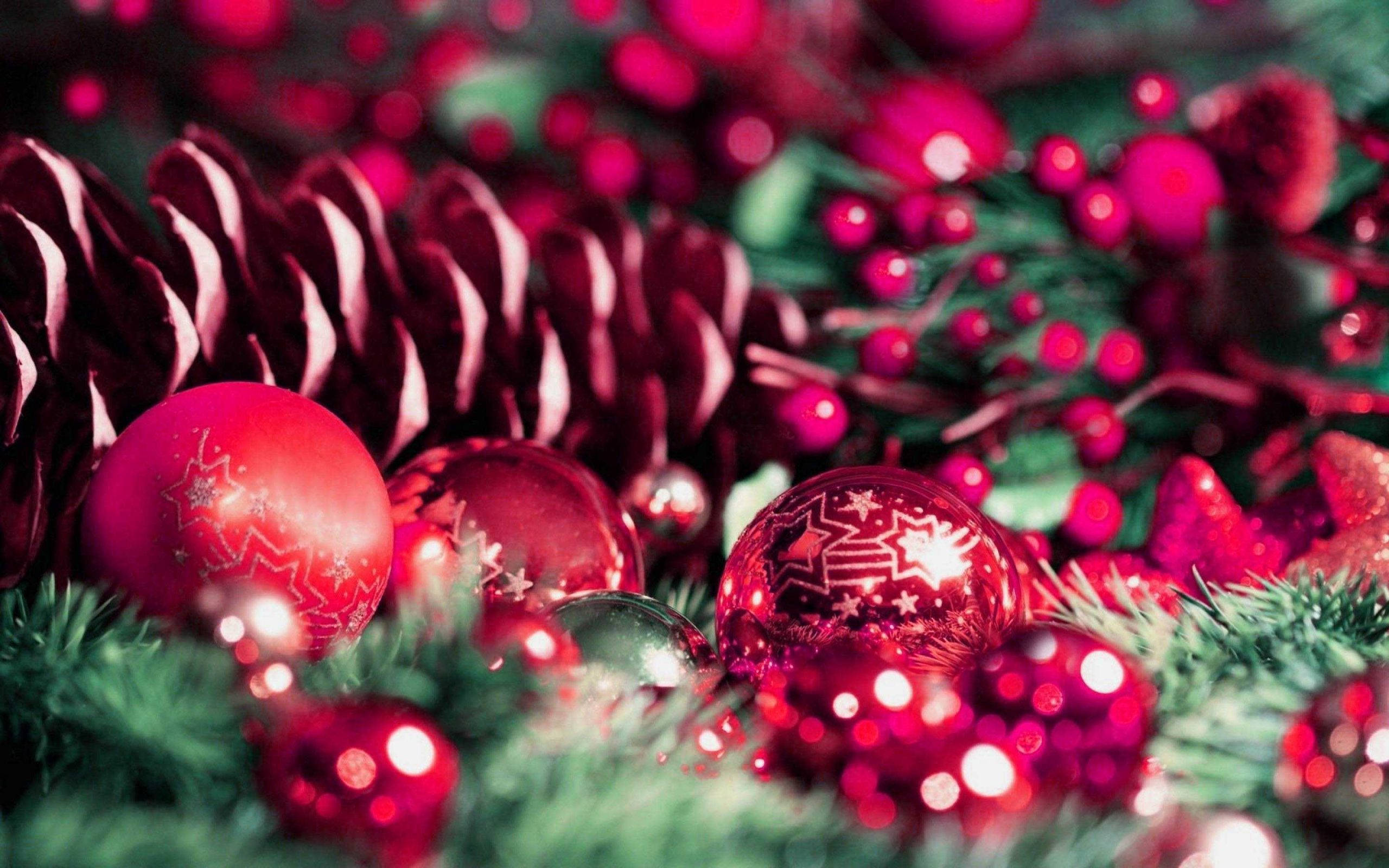 Preppy Christmas, festive red ornaments, pinecones, 2K Desktop Wallpaper