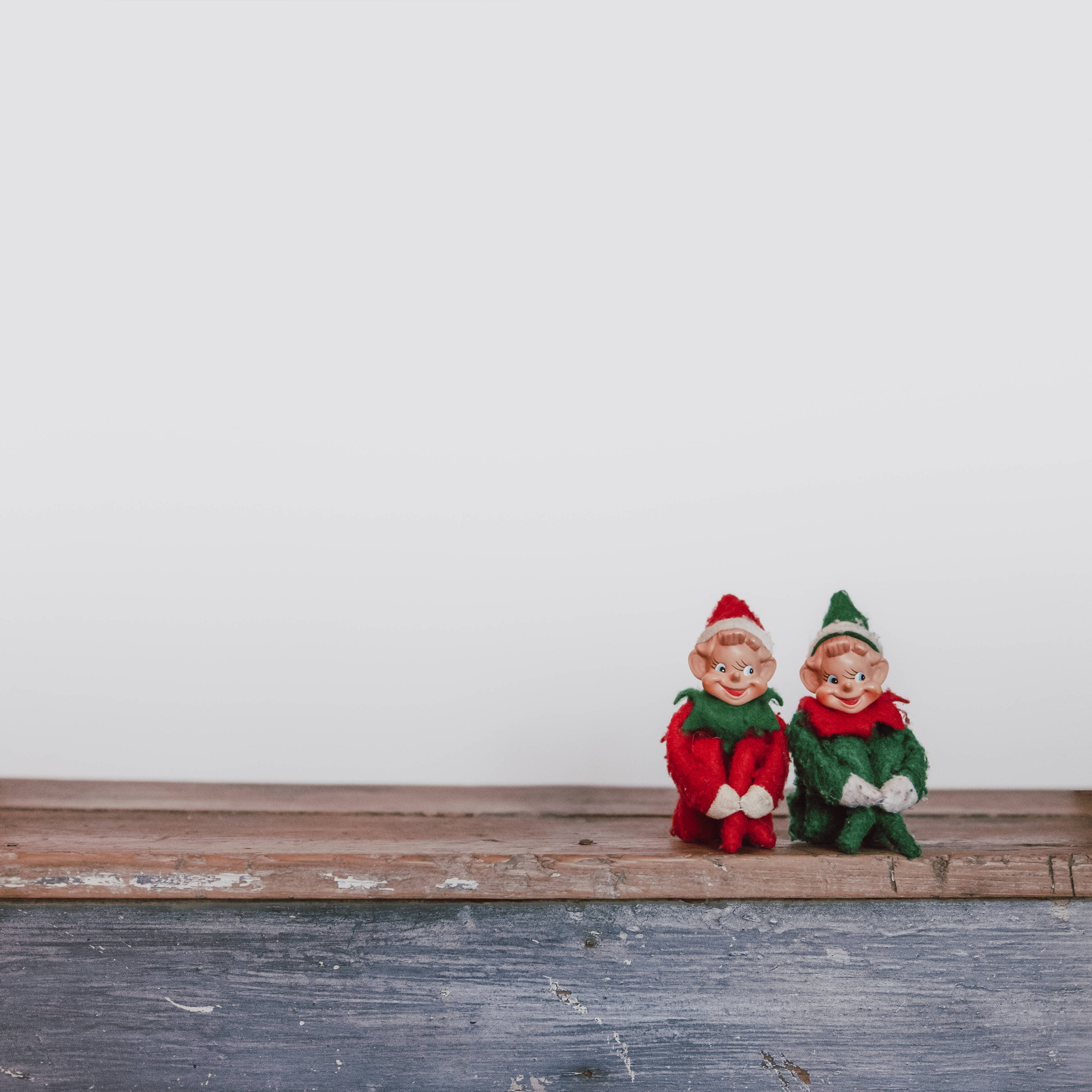 Christmas Elf, red and green outfits, wooden bench, 2K Desktop Wallpaper