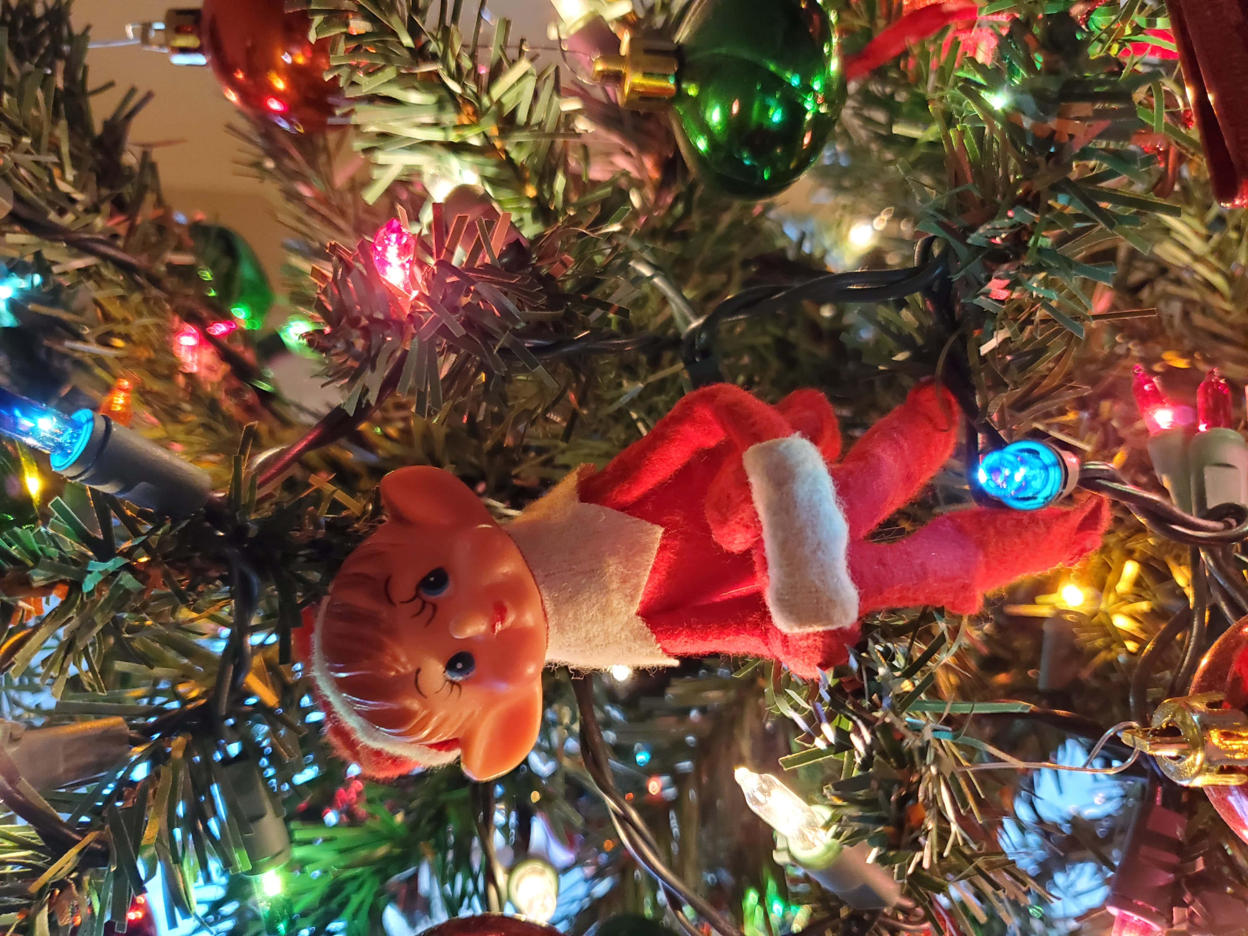 Christmas Elves, red suit, twinkling colorful lights, 4K Desktop Wallpaper