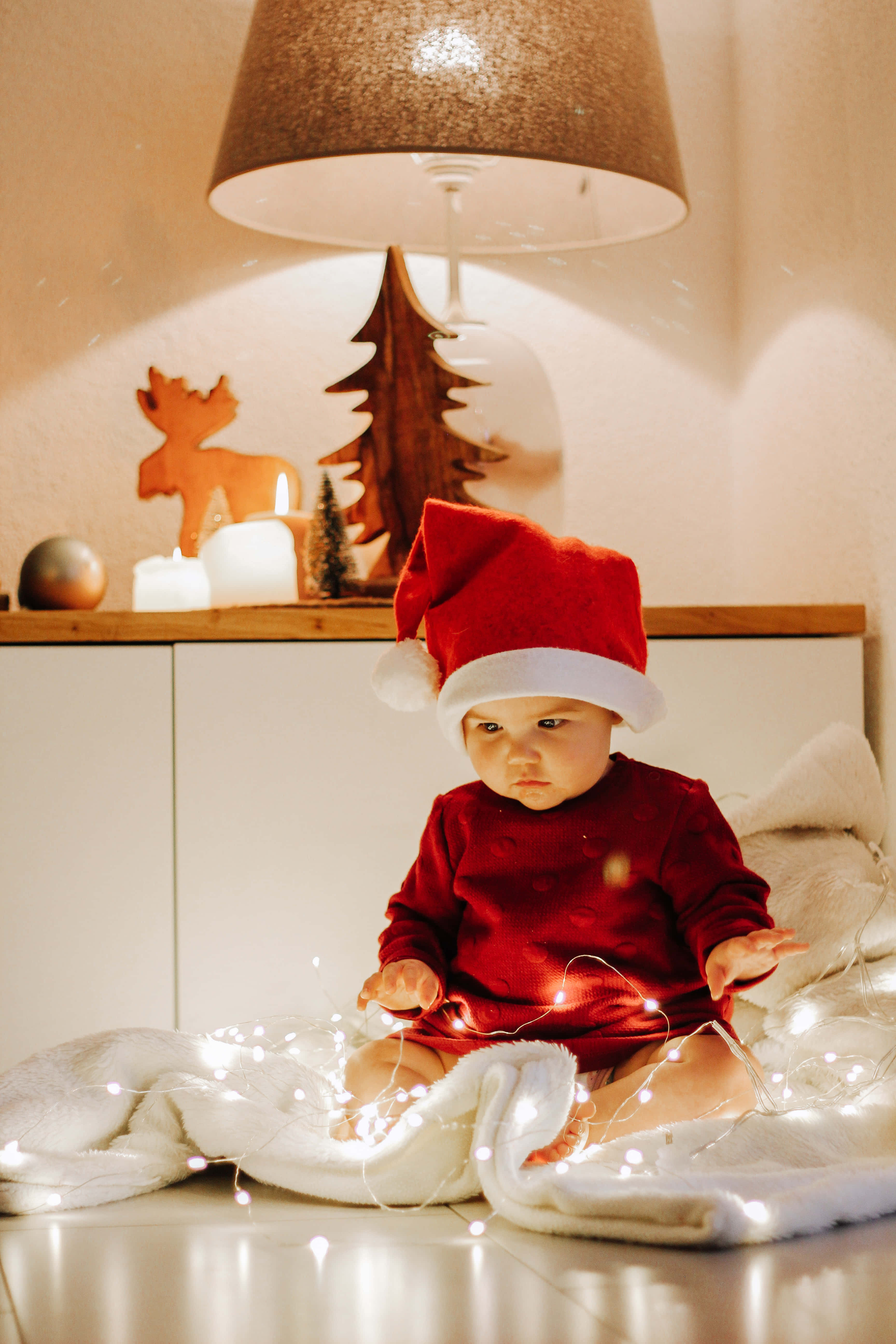 Christmas Elves, red Santa hat, white blanket, 5K Phone Wallpaper