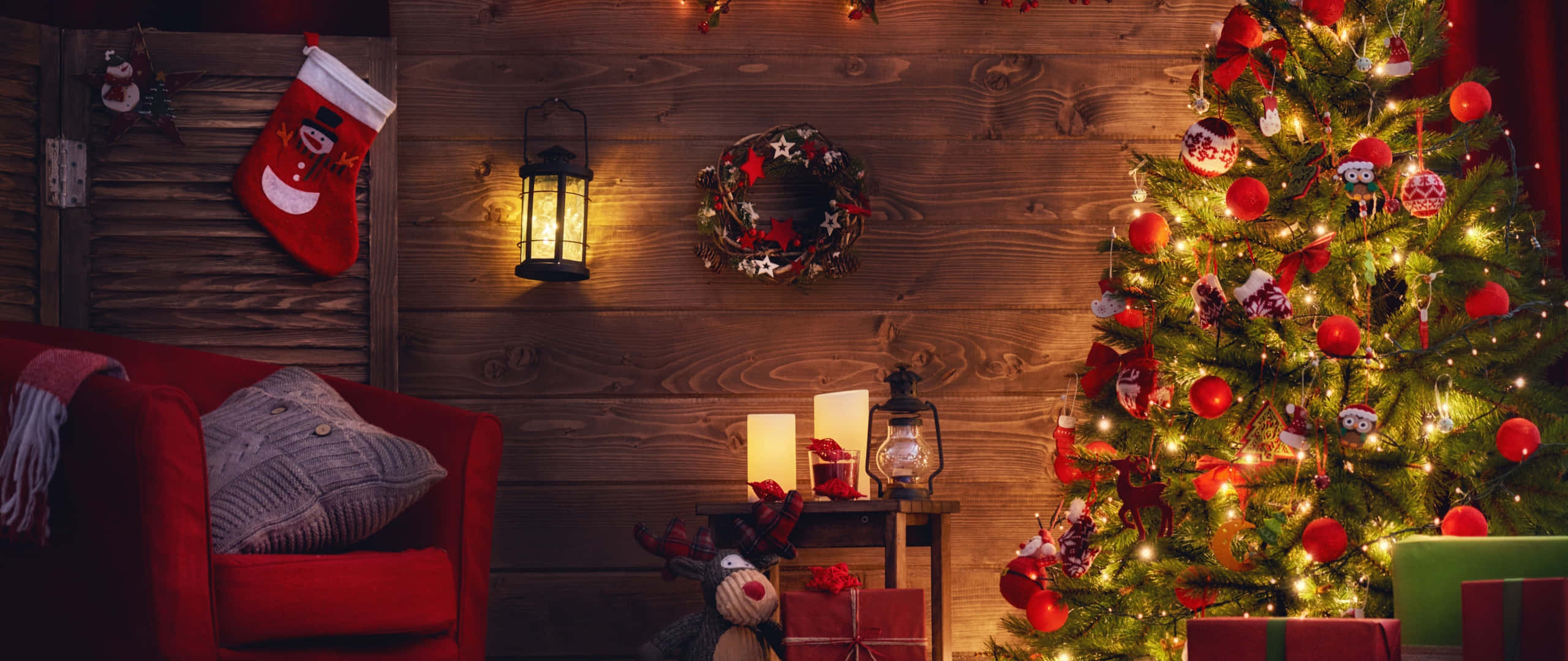 Christmas Eve, living room, glowing Christmas tree, 2K Desktop Wallpaper