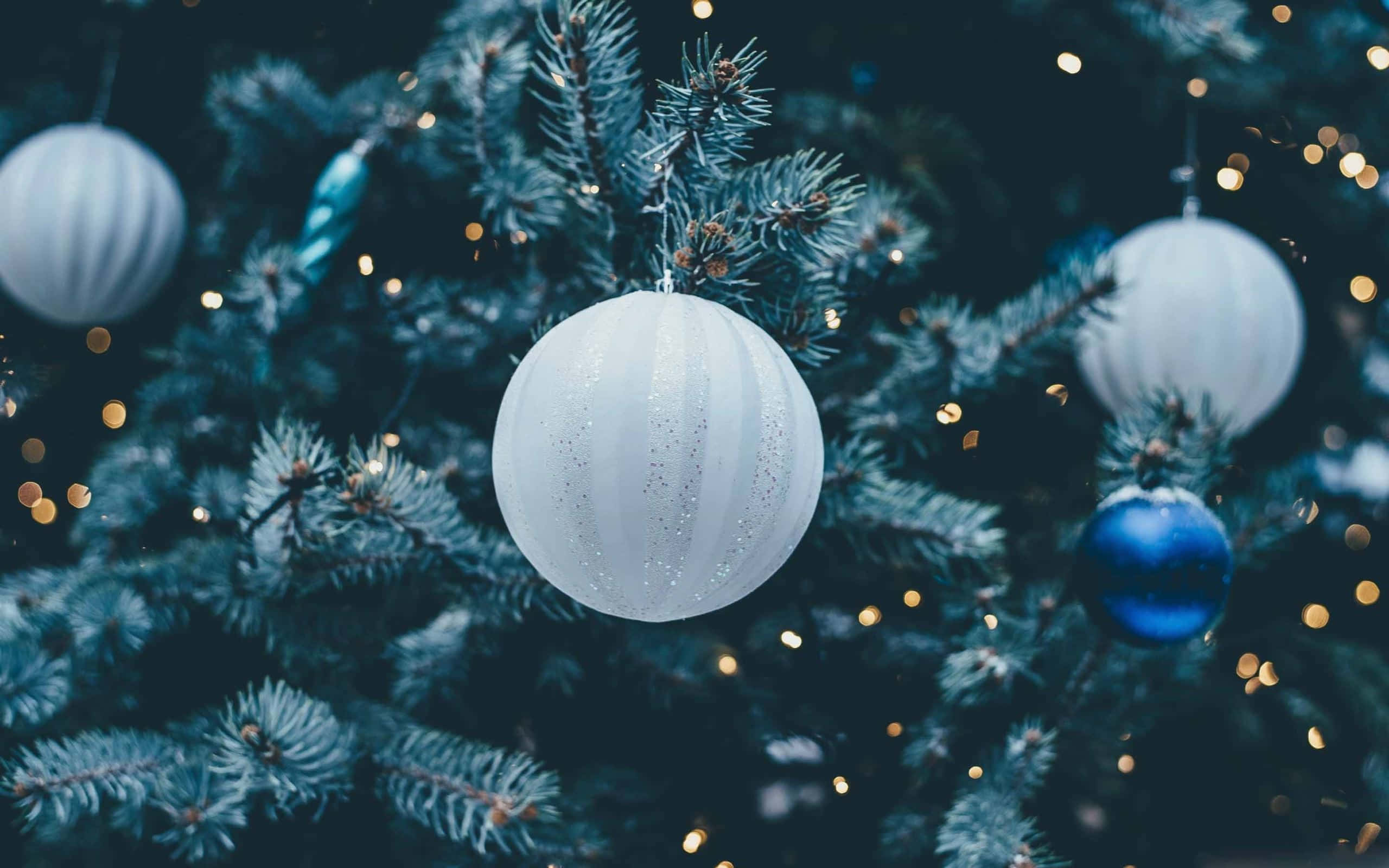 Christmas Eve, white ornaments, blue ornaments, 2K Desktop Wallpaper