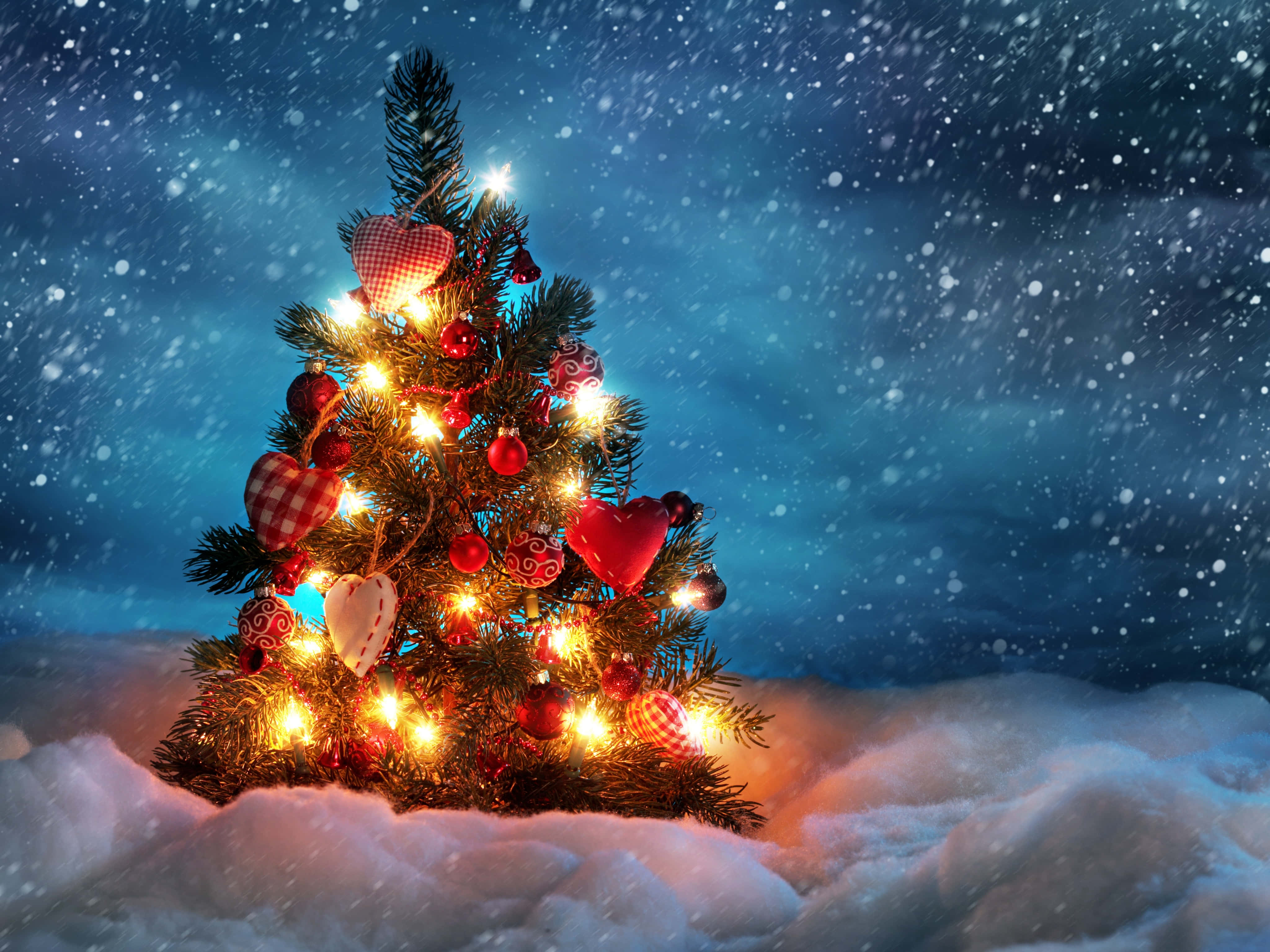 Christmas Eve, snow, Christmas tree, 4K Desktop Wallpaper