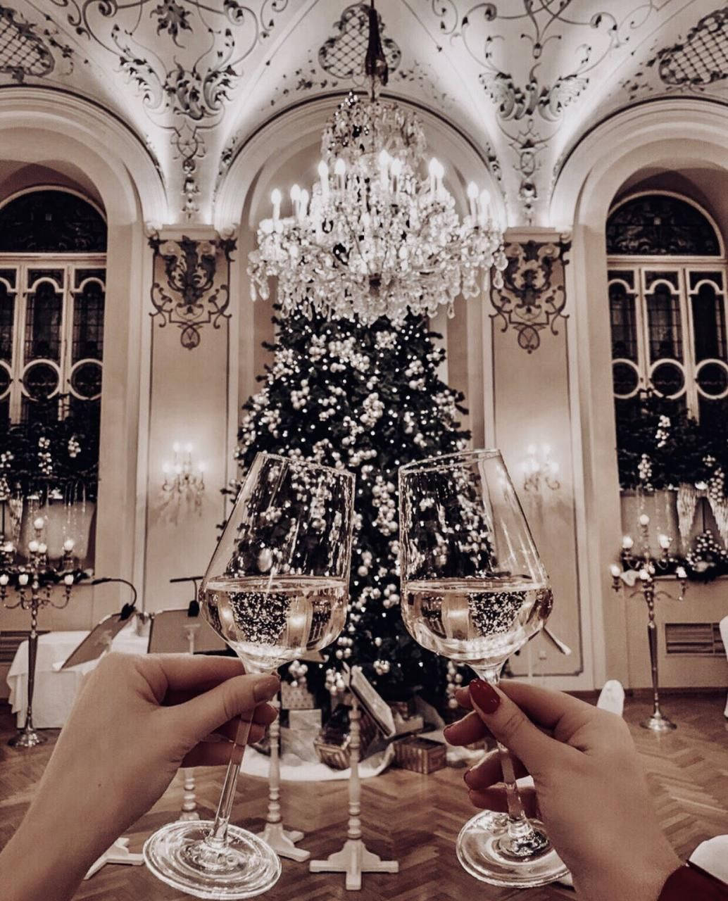 champagne glasses, ornate chandelier, lavishly decorated Christmas tree, HD Phone Wallpaper