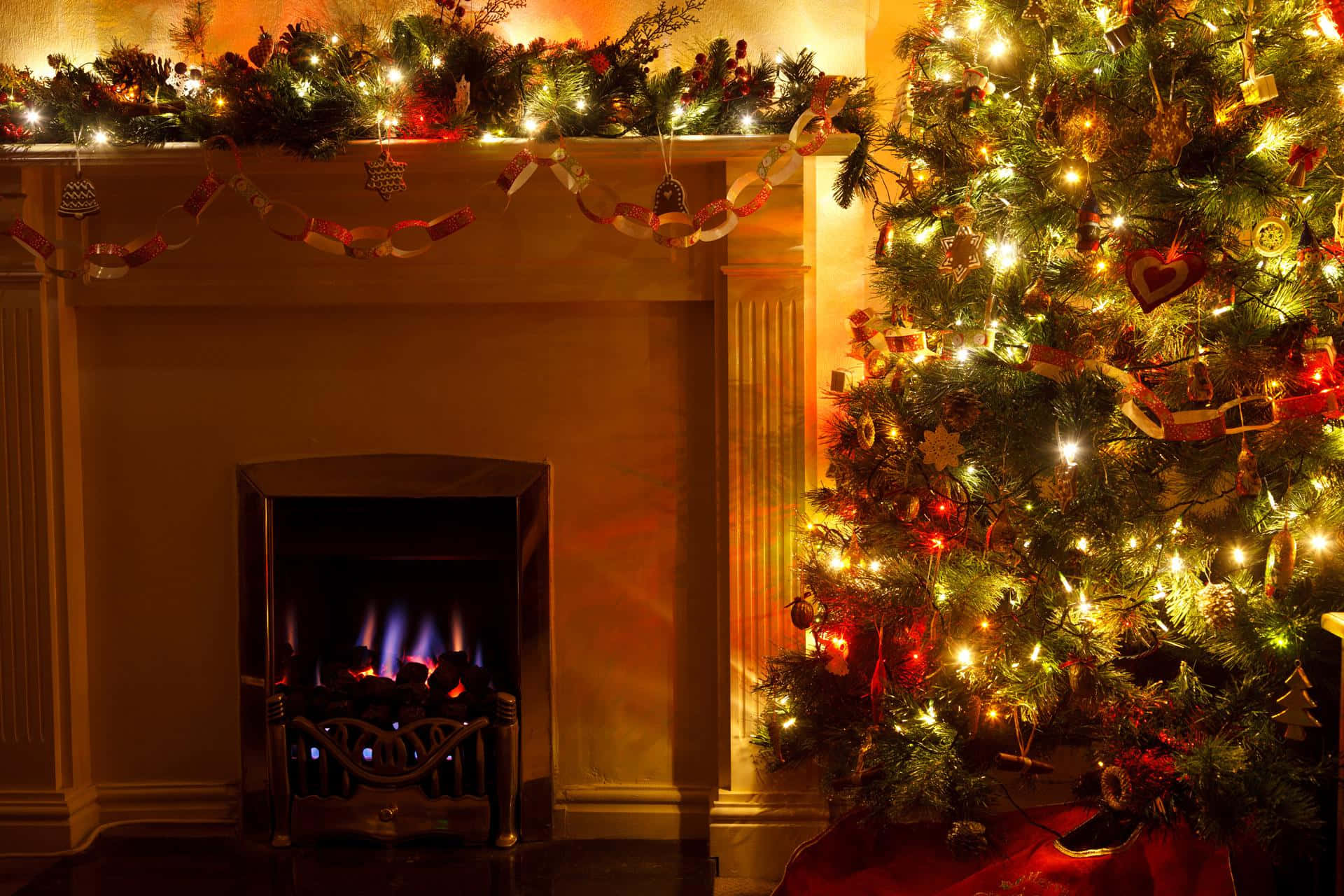Cozy Christmas Fireplaceand Tree, Christmas tree, red ornaments, Full HD Desktop Wallpaper