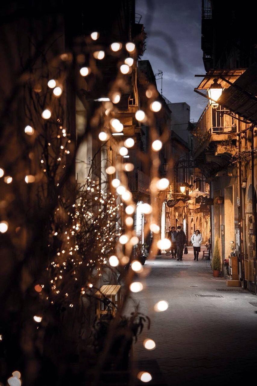 Christmas Lights Aesthetic, cobblestone alley, dusk, HD Phone Wallpaper