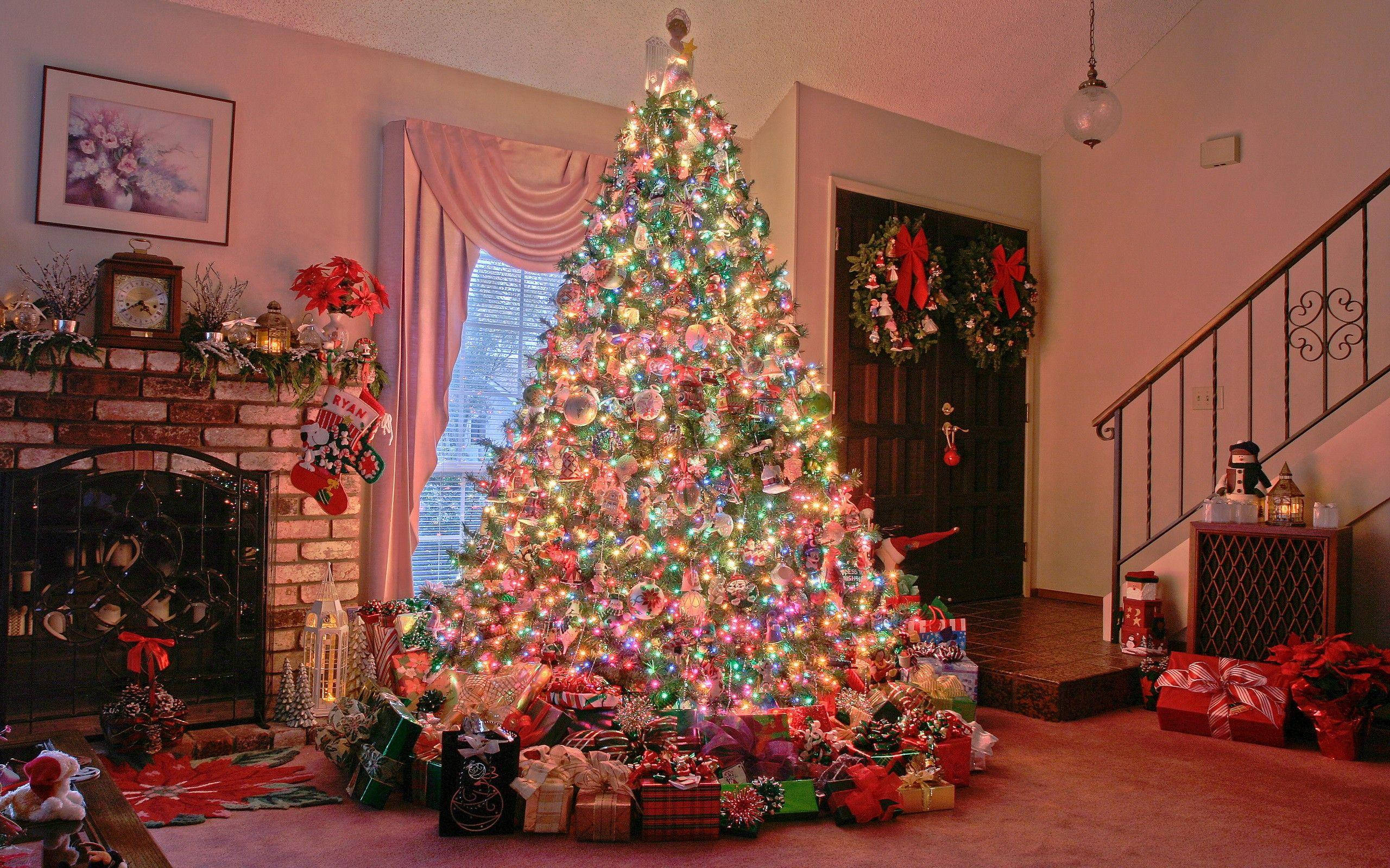 Christmas tree, living room, colorful ornaments, 2K Desktop Wallpaper