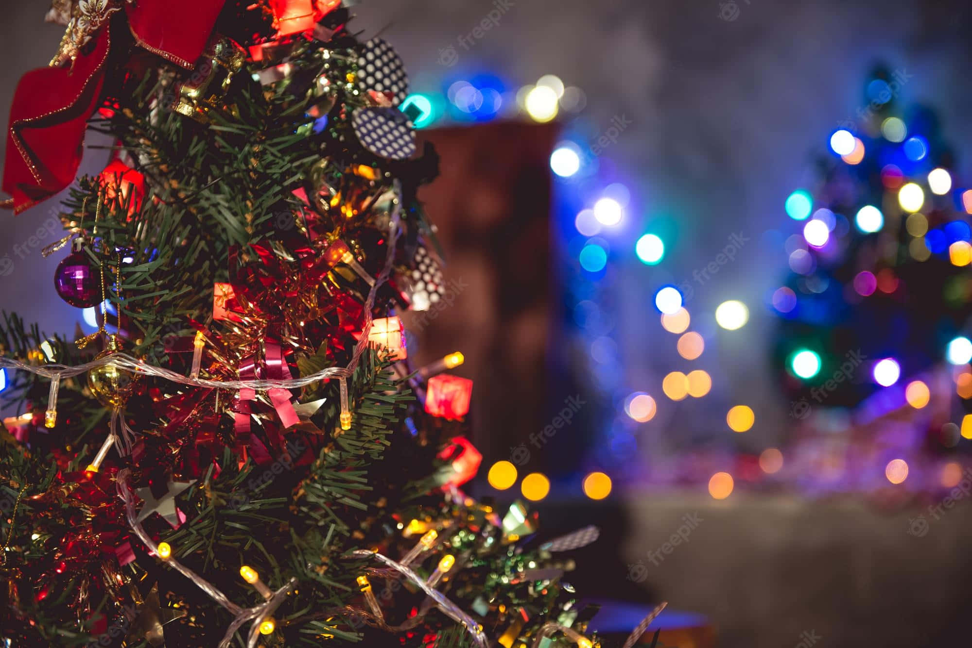 Christmas tree, red ornaments, twinkling lights, Full HD Desktop Wallpaper