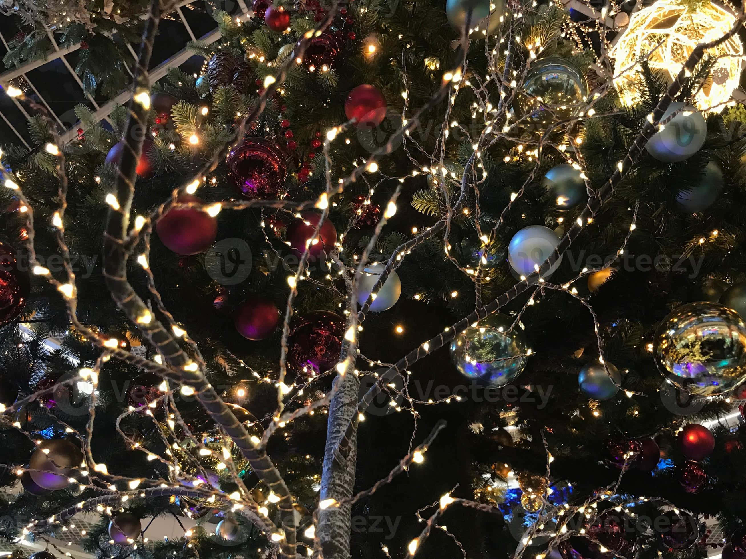 Christmas tree, twinkling fairy lights, colorful ornaments, 2K Desktop Wallpaper