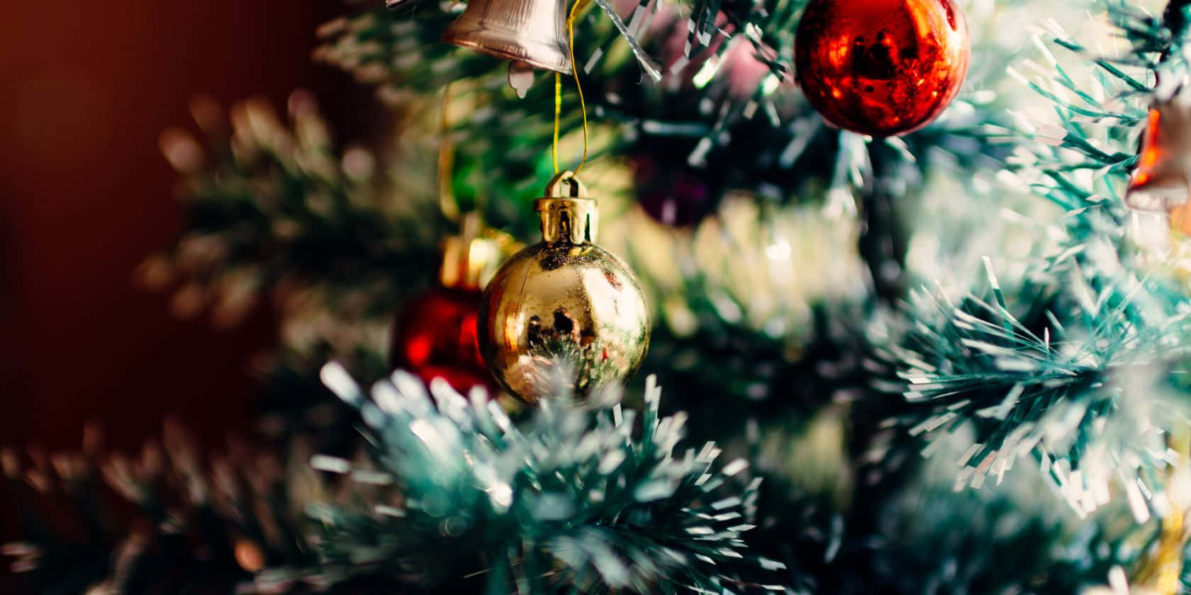 Christmas tree, shiny red ornaments, gold ornaments, HD Desktop Wallpaper