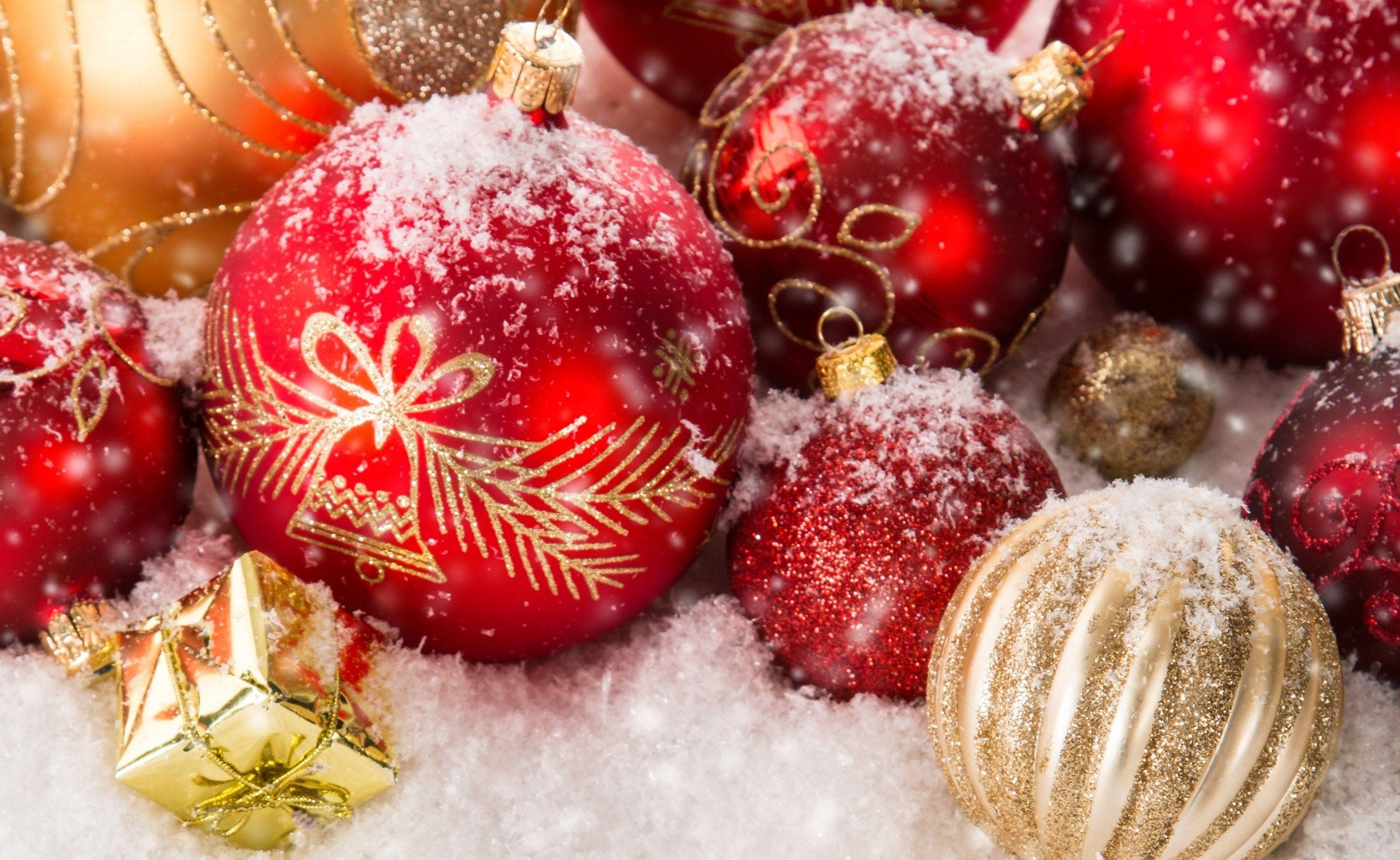 Christmas ornaments, shiny red, gold, 2K Desktop Wallpaper