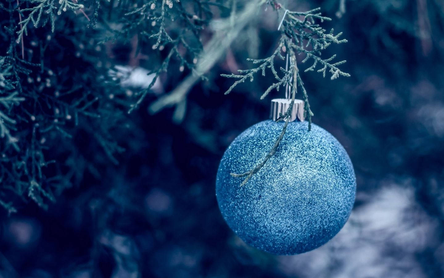 Christmas Mac, glittering blue Christmas ornament, frost-dusted evergreen branch, HD Desktop Wallpaper