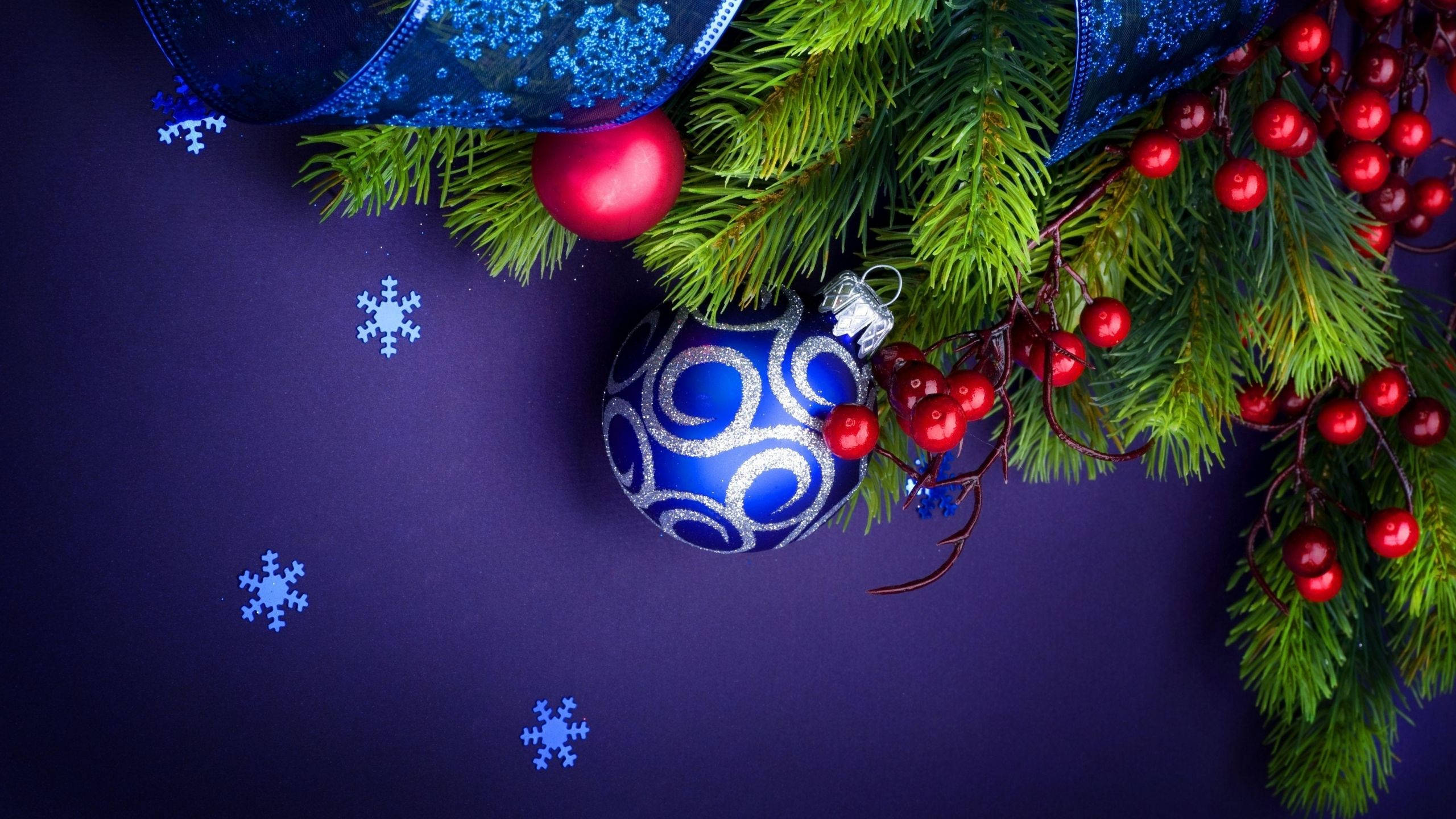 Christmas Mac, evergreen branches, red berries, 2K Desktop Wallpaper
