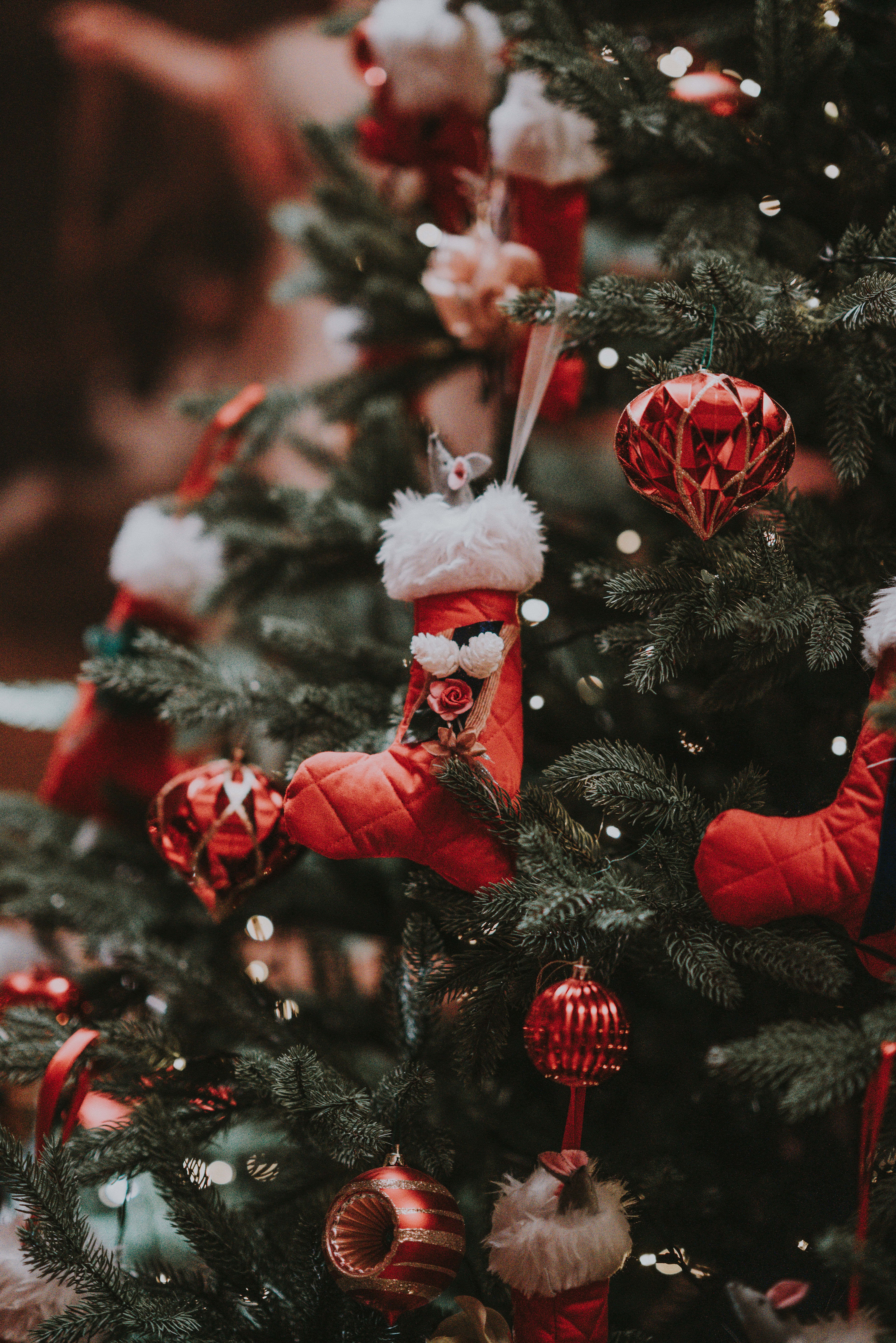 Christmas Night, lush green Christmas tree, red quilted stockings, 8K Phone Wallpaper