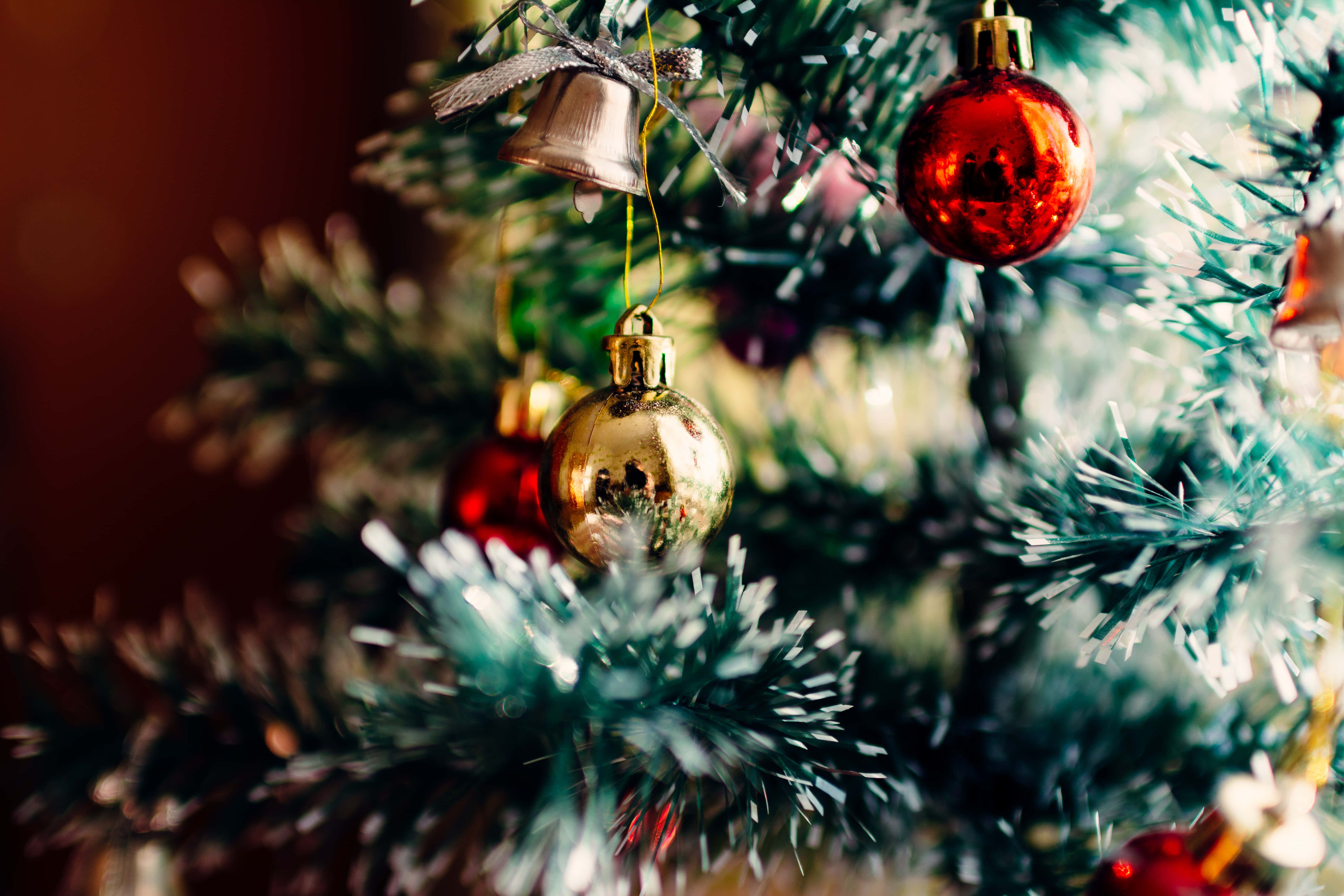 Christmas tree, red ornaments, gold ornaments, 5K Desktop Wallpaper