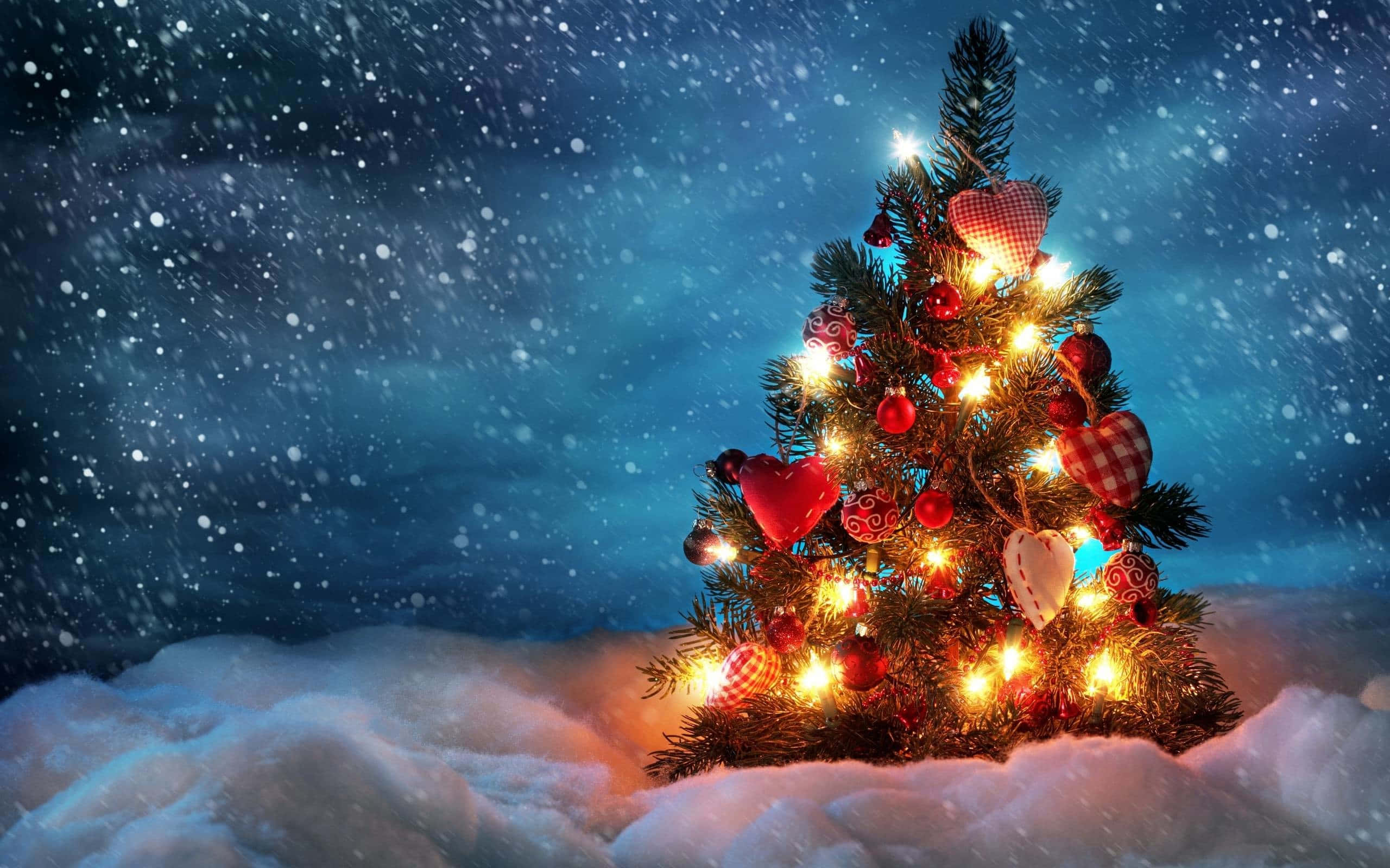 Christmas tree, red ornaments, hearts, 2K Desktop Wallpaper