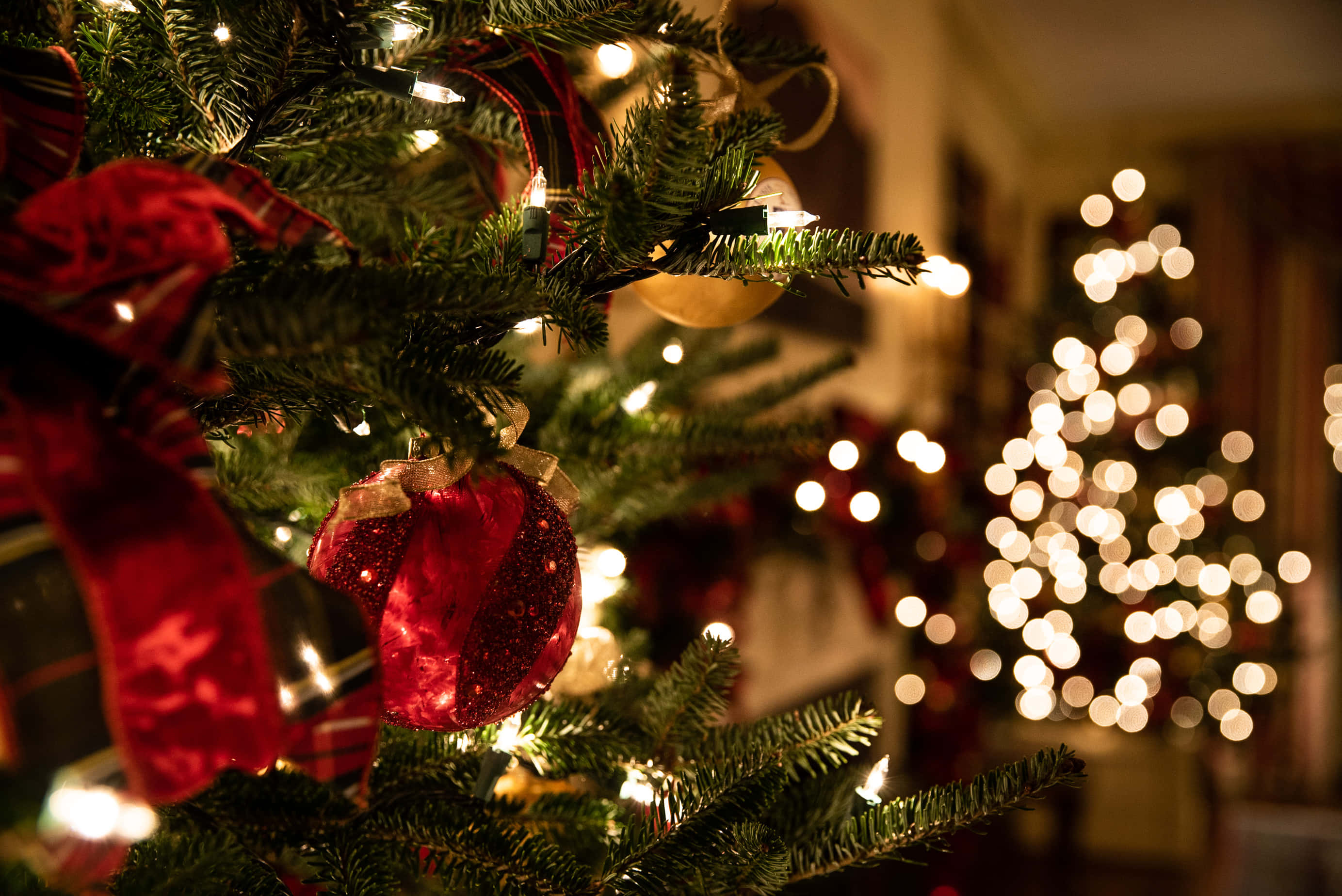 Christmas tree, red ornaments, ribbons, 2K Desktop Wallpaper