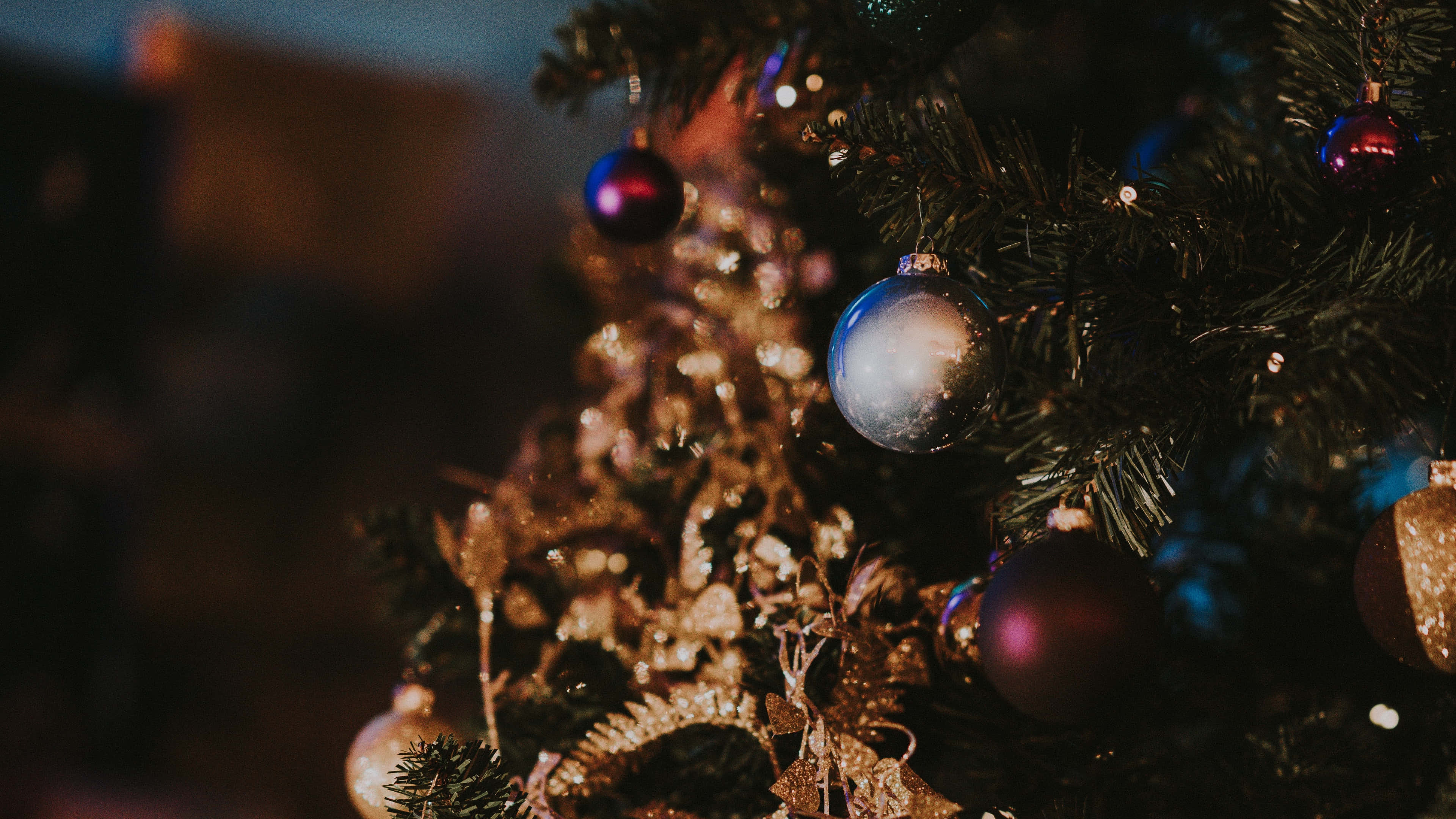 Christmas tree, shimmering gold tinsel, reflective purple and silver ornaments, 4K Desktop Wallpaper