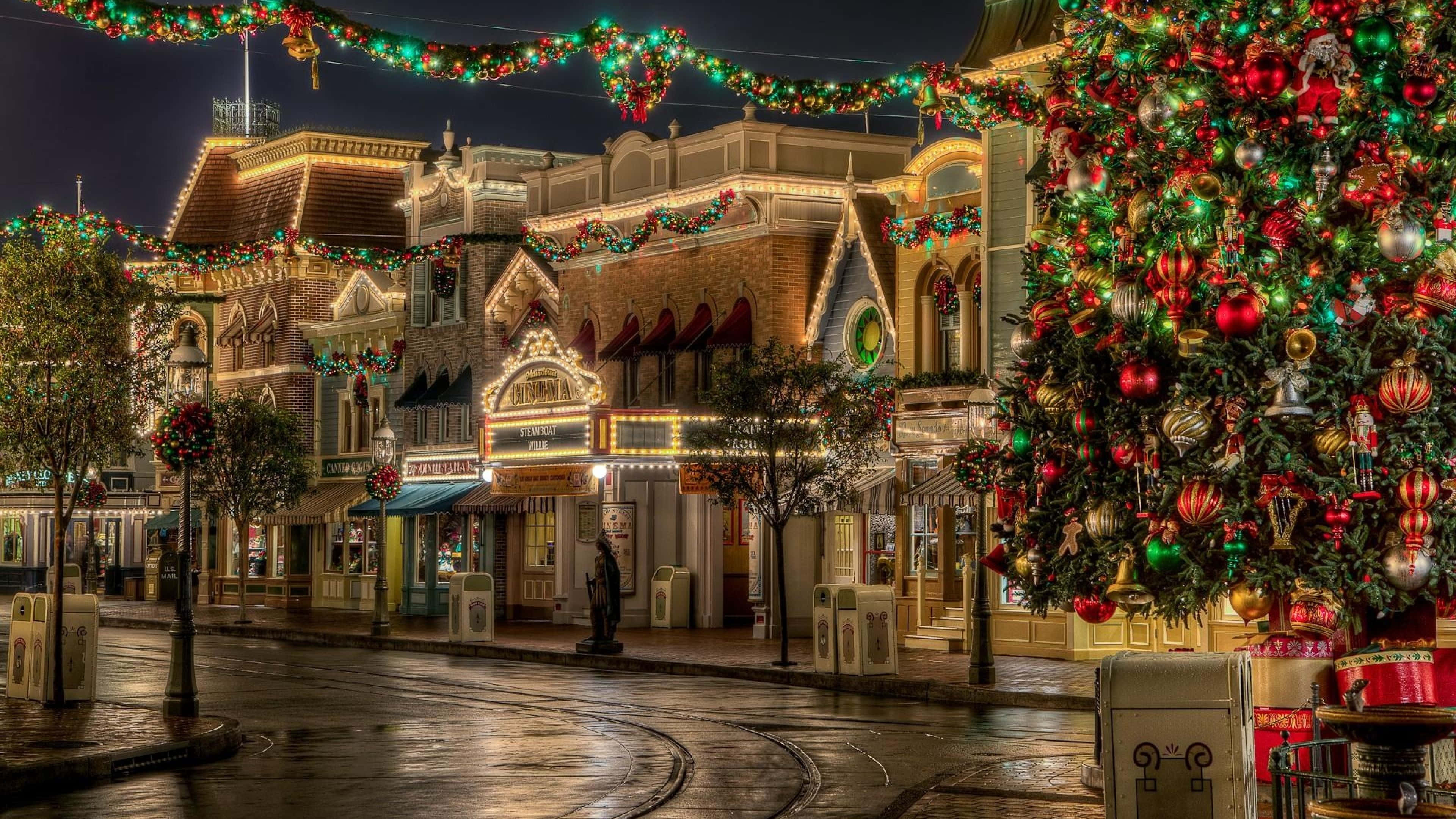Christmas tree, night scene, illuminated buildings, 4K Desktop Wallpaper