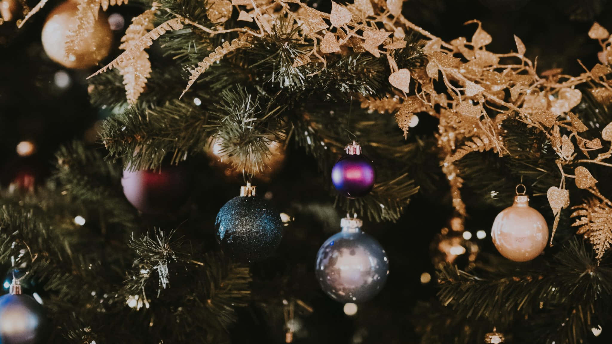 Christmas PC, Christmas tree, glittering ornaments, Full HD Desktop Wallpaper