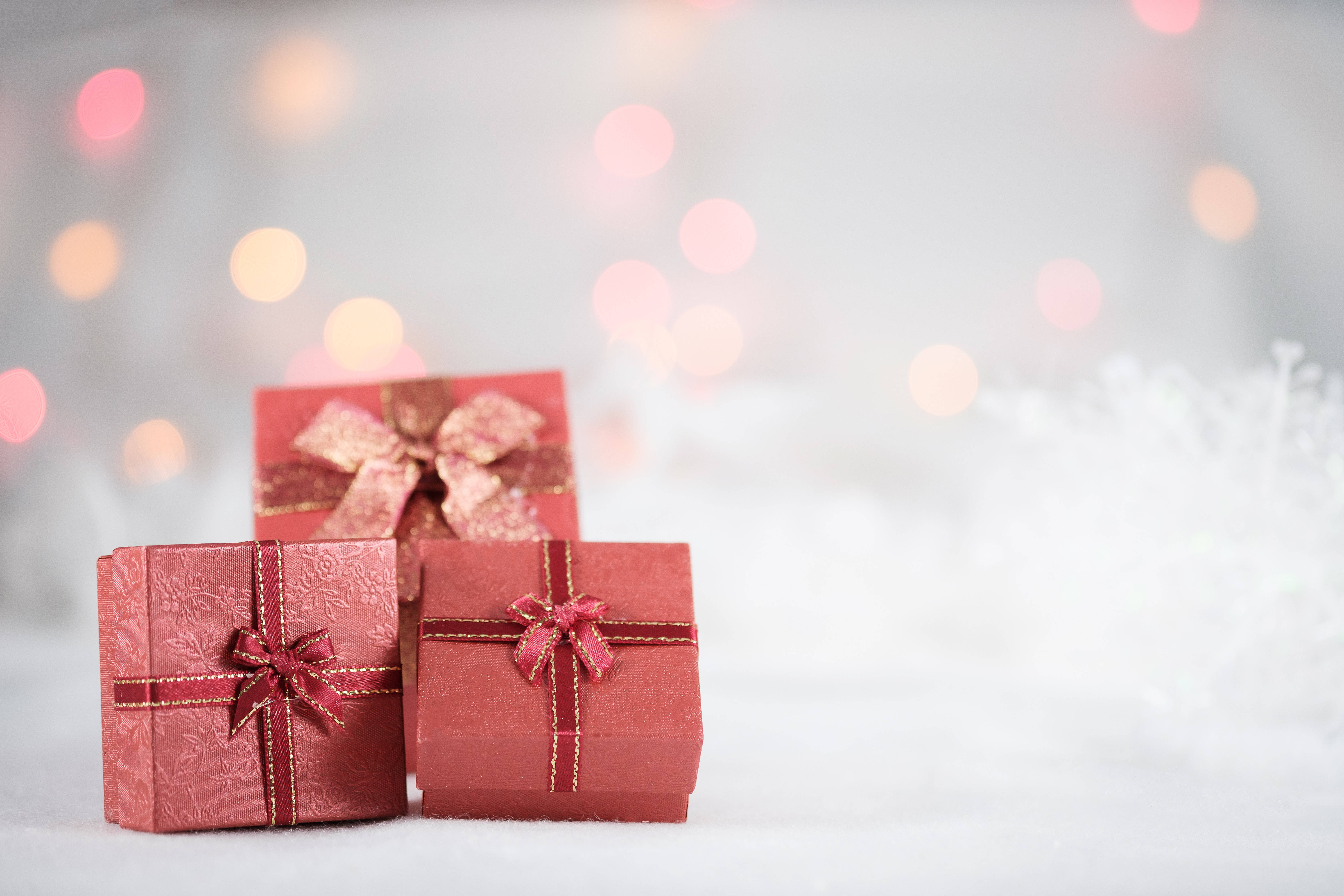 red gift boxes, bows, snowy ground, 5K Desktop Wallpaper