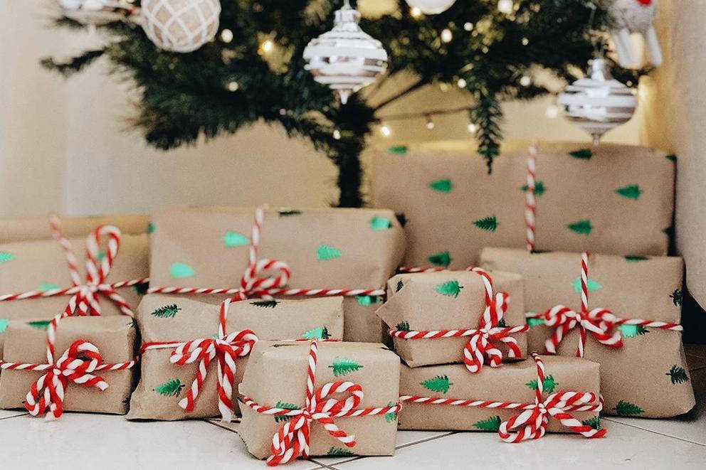 brown paper wrapped gifts, red and white striped ribbon, decorated Christmas tree, SD Desktop Wallpaper