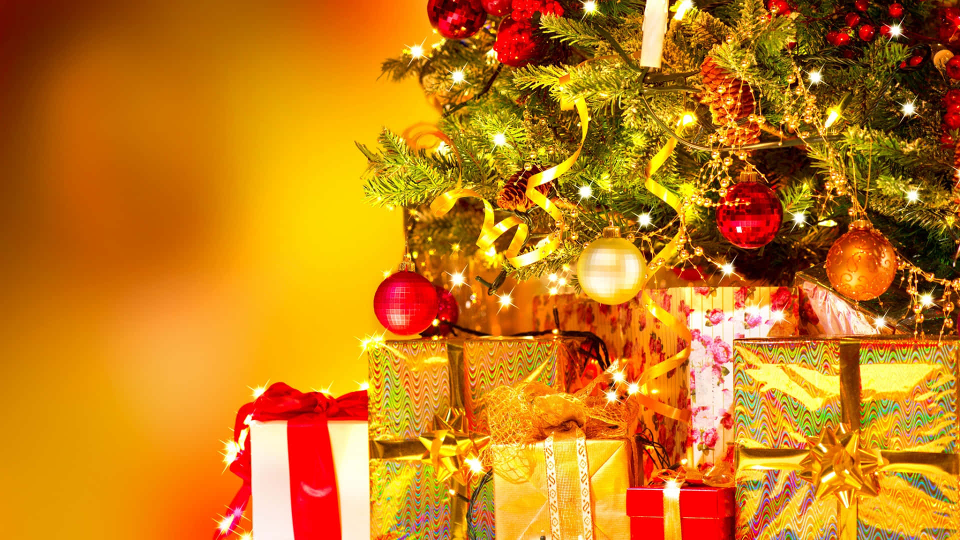 Christmas tree, red ornaments, gold ribbons, Full HD Desktop Wallpaper
