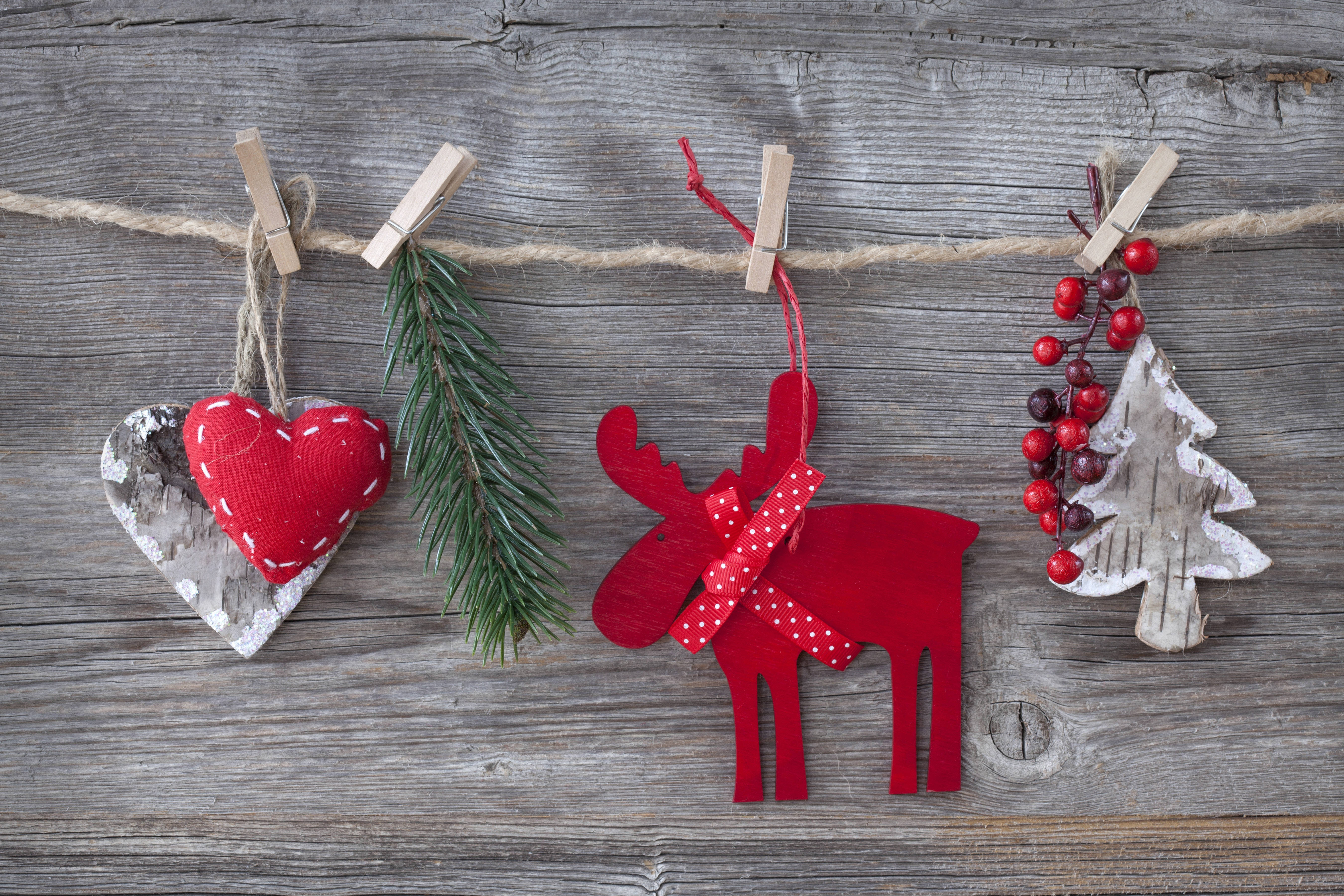 red felt heart pine sprig reindeer, berry ornaments, twine, 5K Desktop Wallpaper
