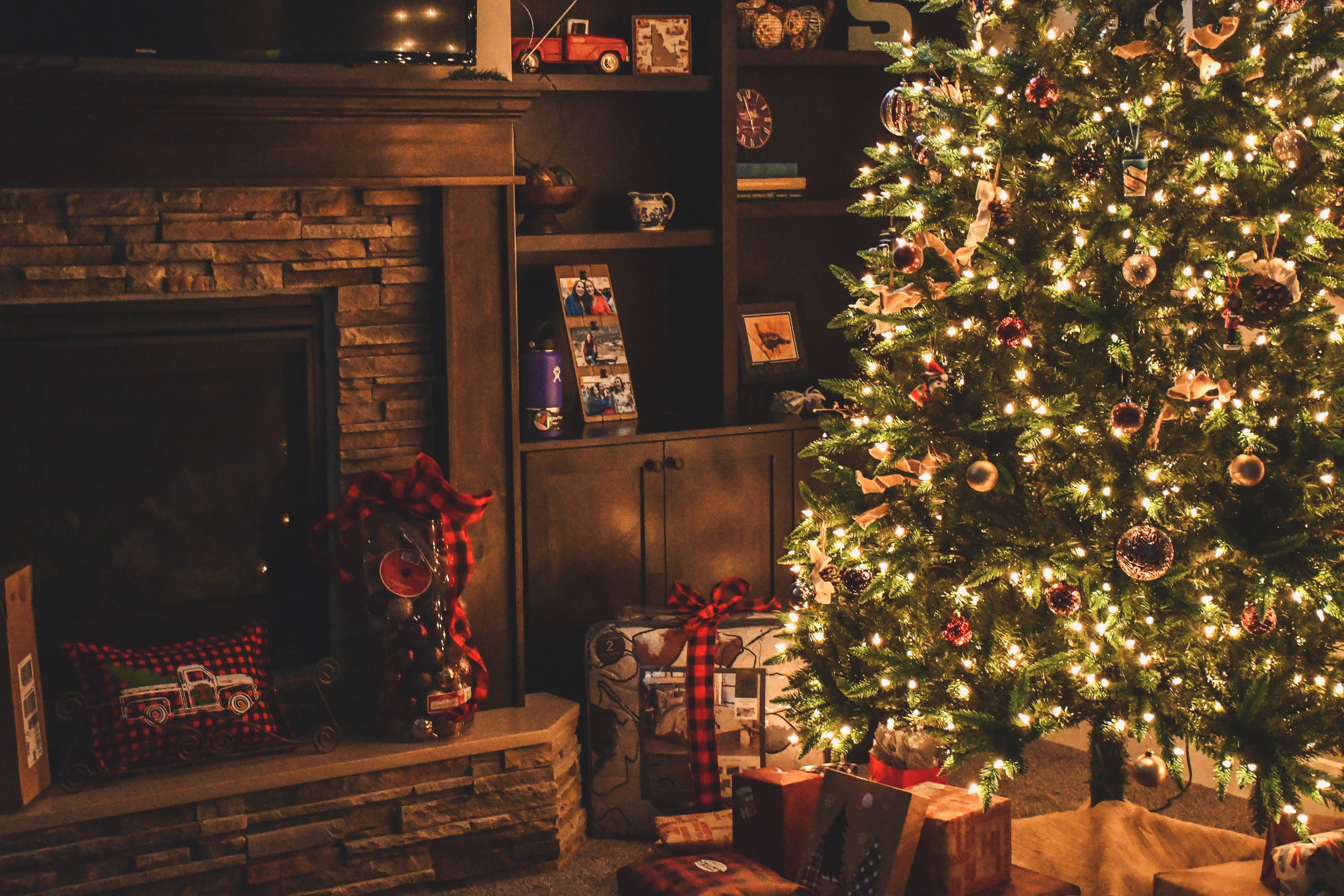 Traditional Christmas Setup, Christmas tree, ornaments, 5K Desktop Wallpaper