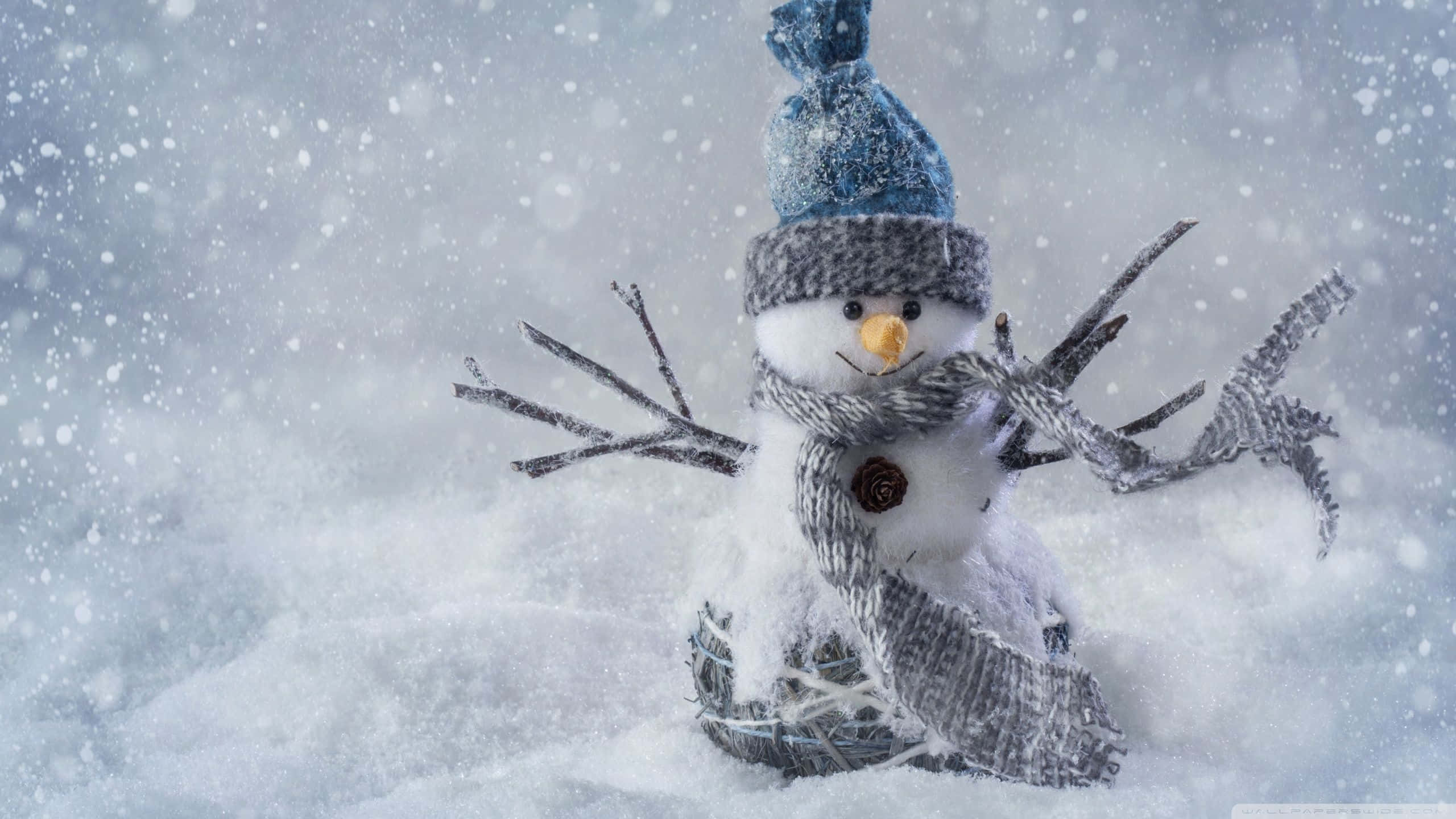 Christmas Snowman, gray scarf, blue hat, 2K Desktop Wallpaper