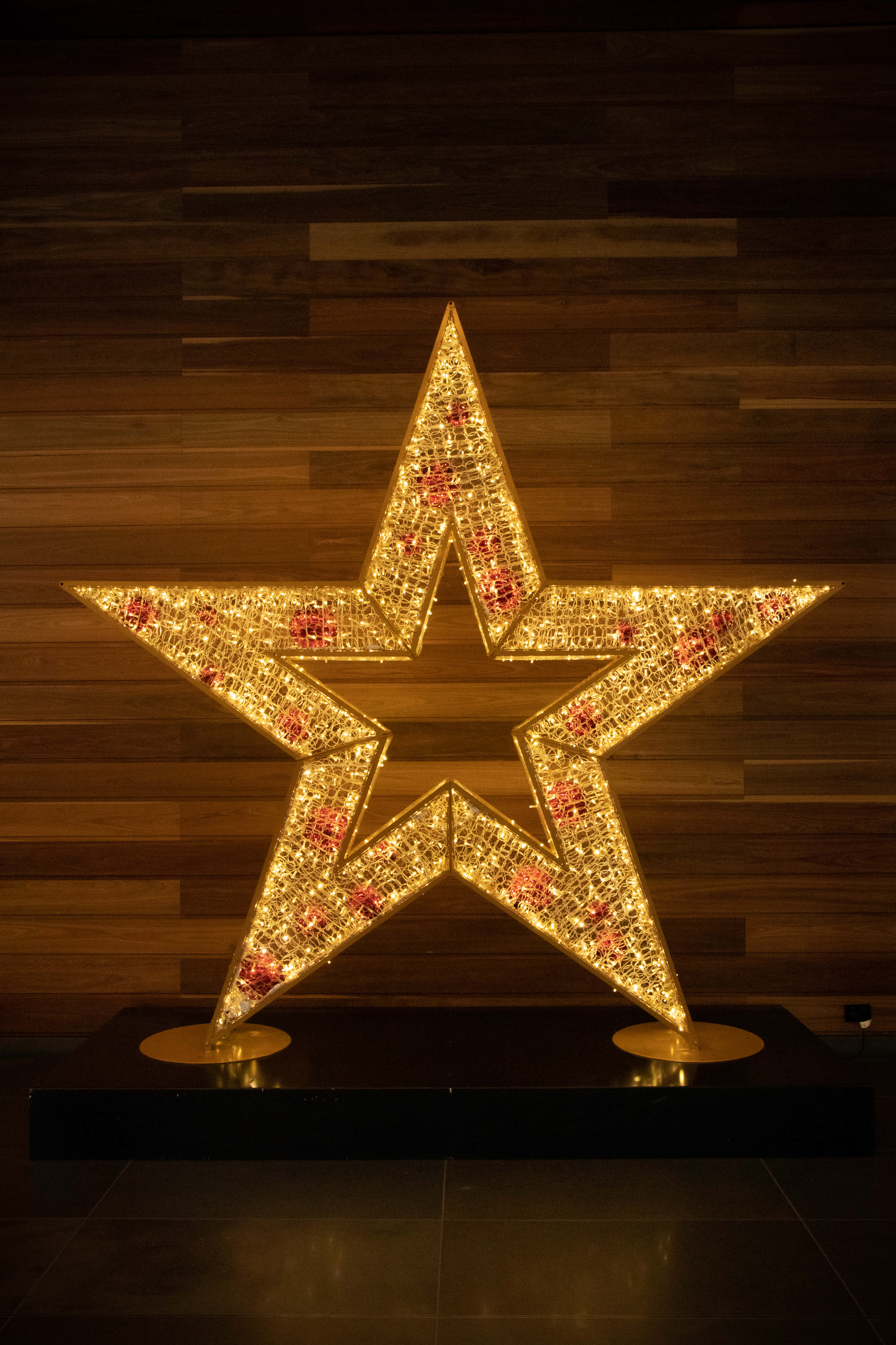 Christmas Star, golden star sculpture, red accents, 5K Phone Wallpaper
