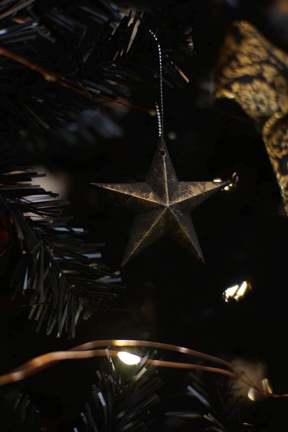 dark christmas star ornament, tarnished gold, black tinsel, HD Phone Wallpaper