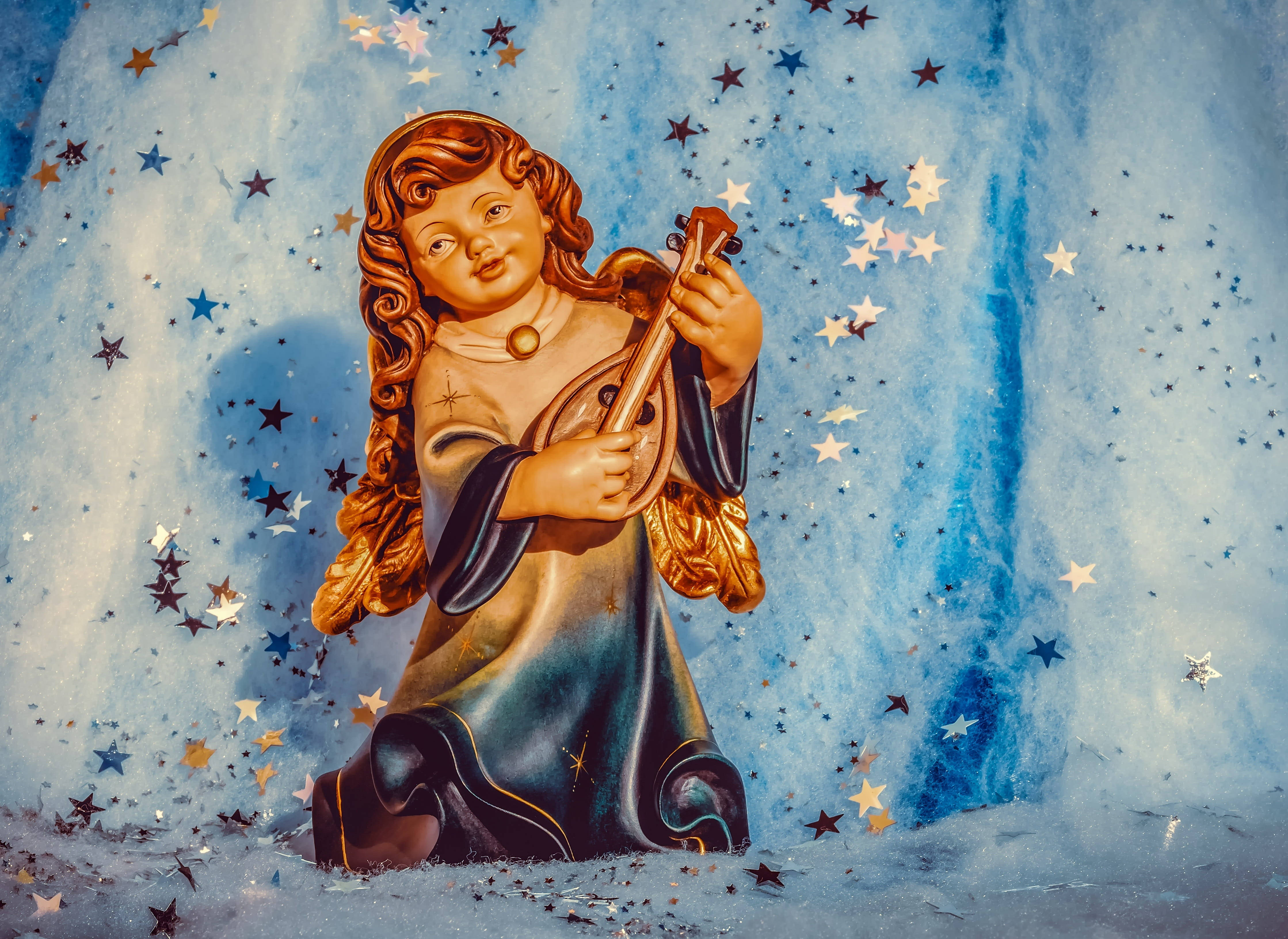 golden angel figurine, lute, starry blue backdrop, 4K Desktop Wallpaper
