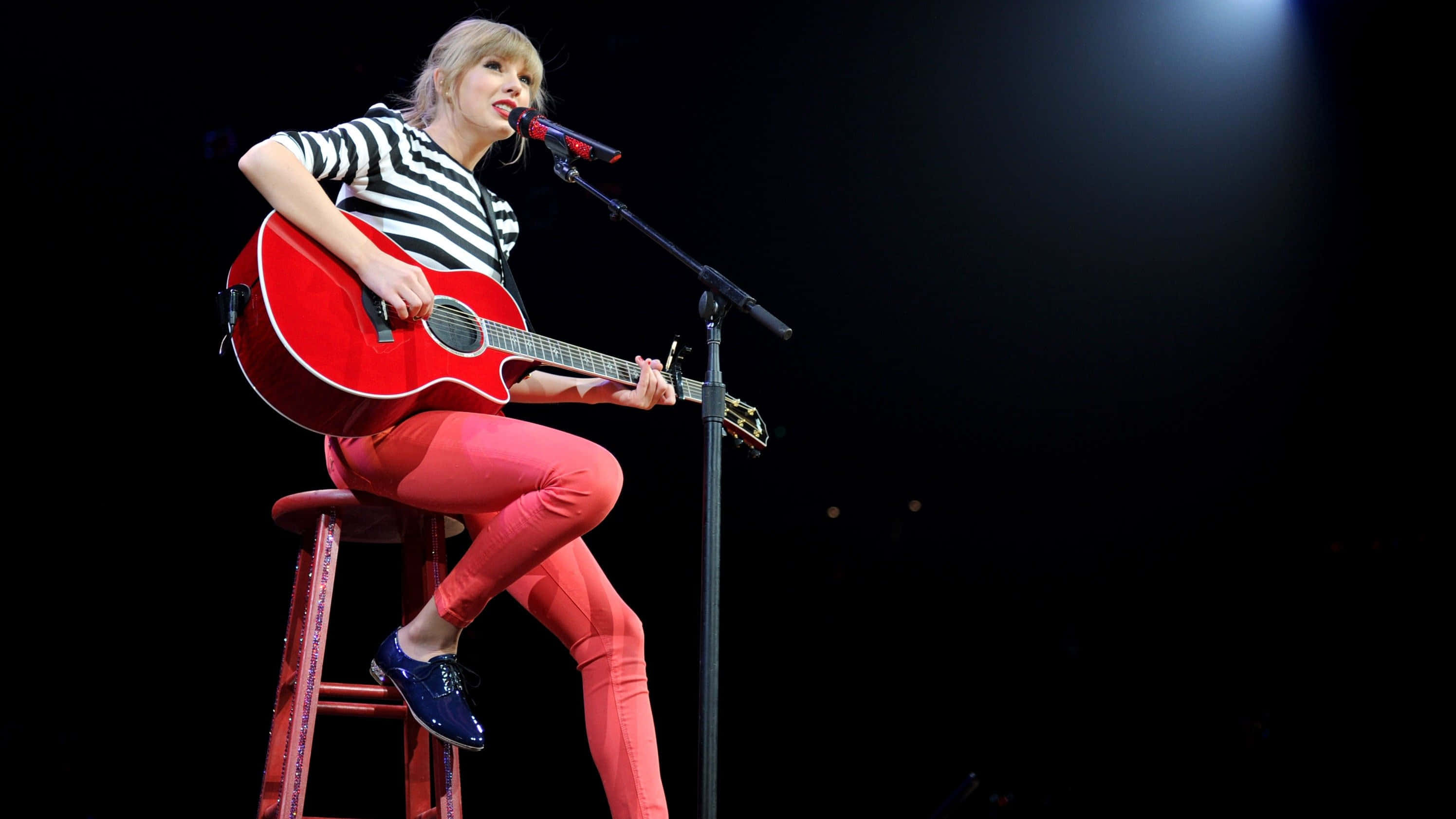 Red, Taylor Swift, acoustic version, 2K Desktop Wallpaper