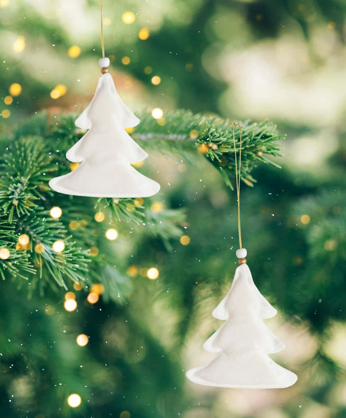 white ceramic tree ornaments, green pine branch, golden bokeh lights, HD Phone Wallpaper