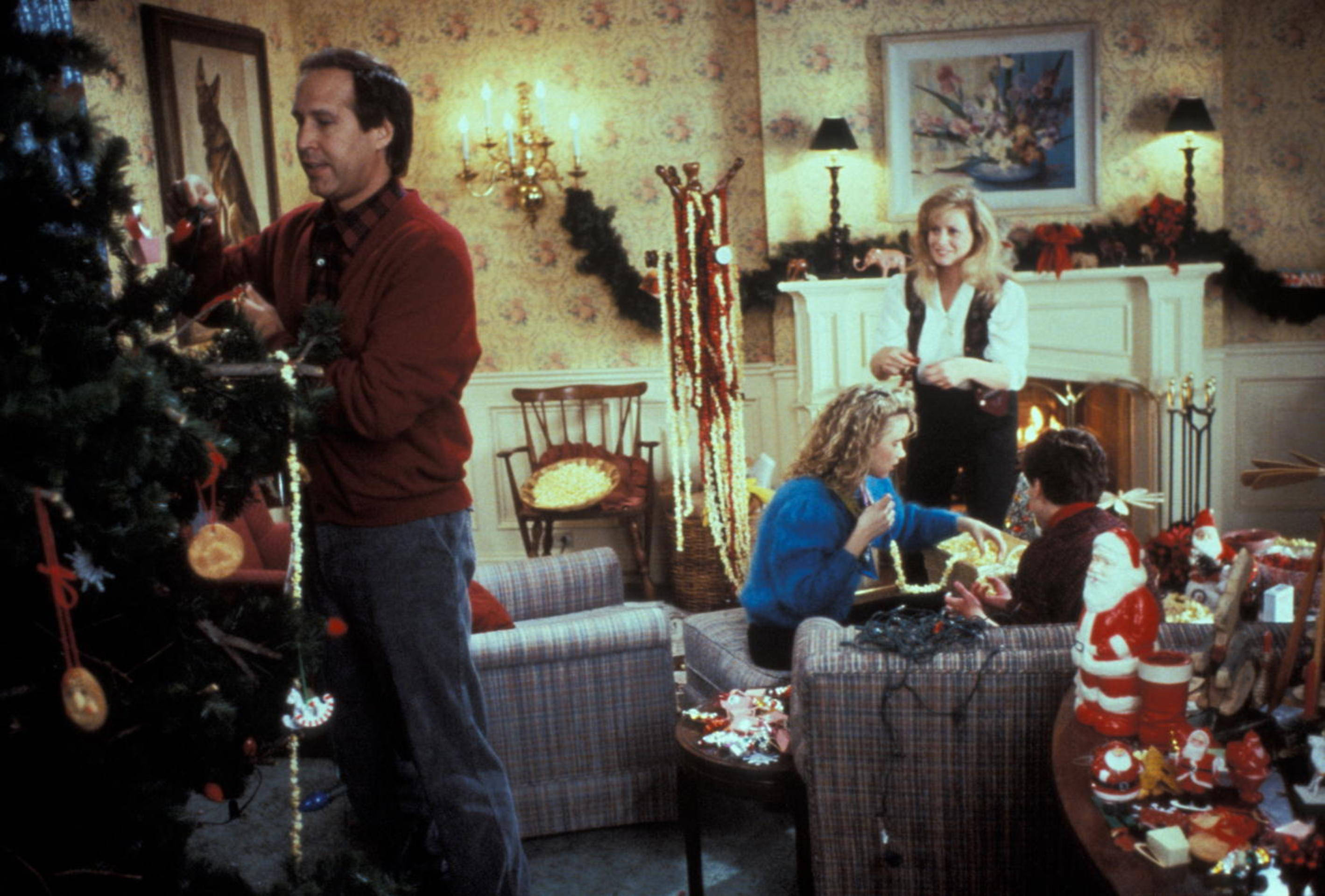 Christmas Vacation, family, warmly lit living room, 2K Desktop Wallpaper