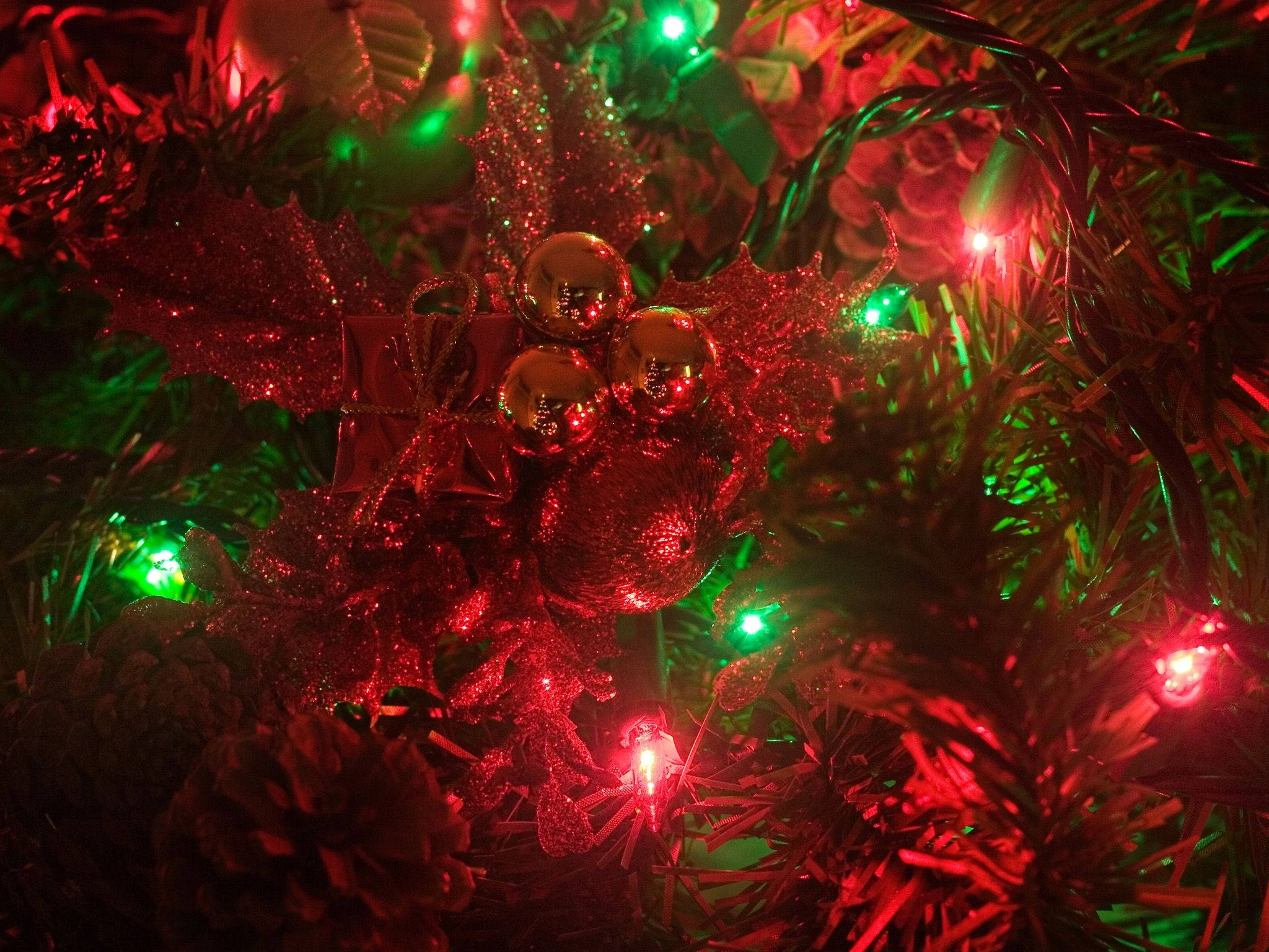 Christmas Wreath, red lights, glittering red holly, Full HD Desktop Wallpaper