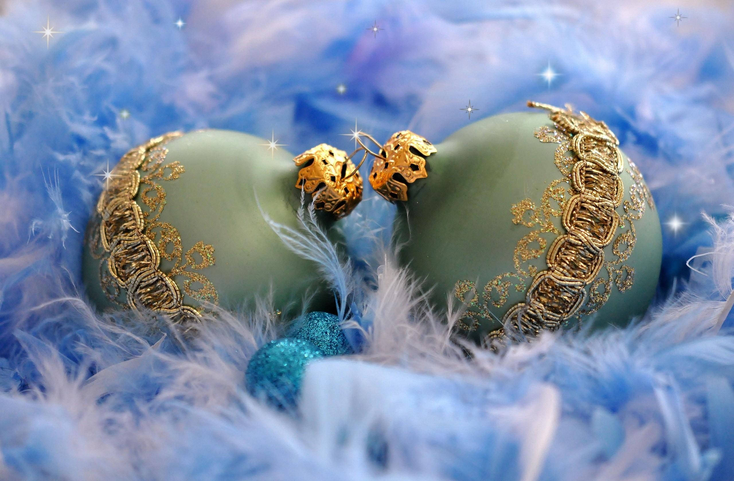 mint green, gold filigree, fluffy blue feathers, 2K Desktop Wallpaper