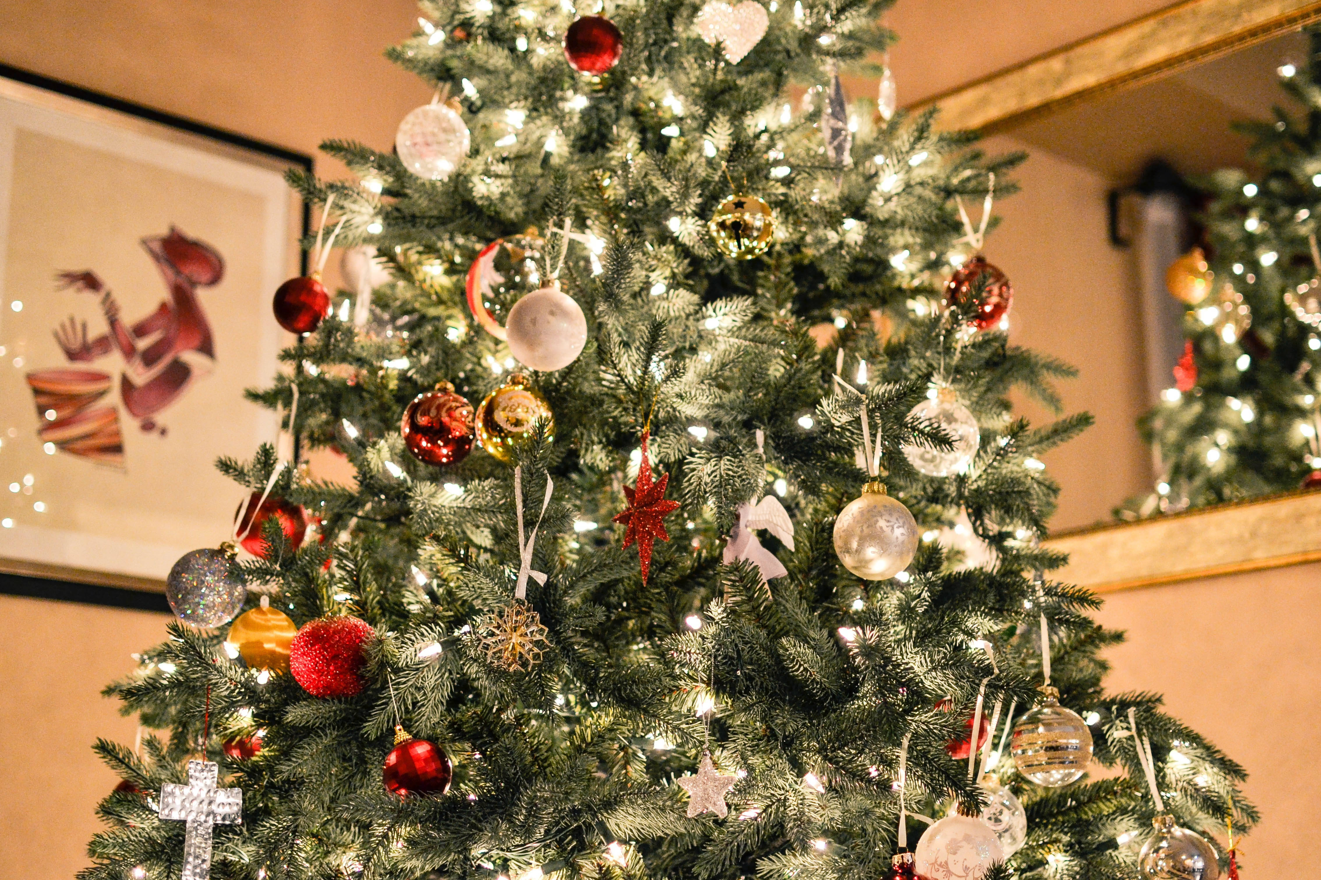 Christmas tree, red gold and silver ornaments, twinkling lights, 4K Desktop Wallpaper