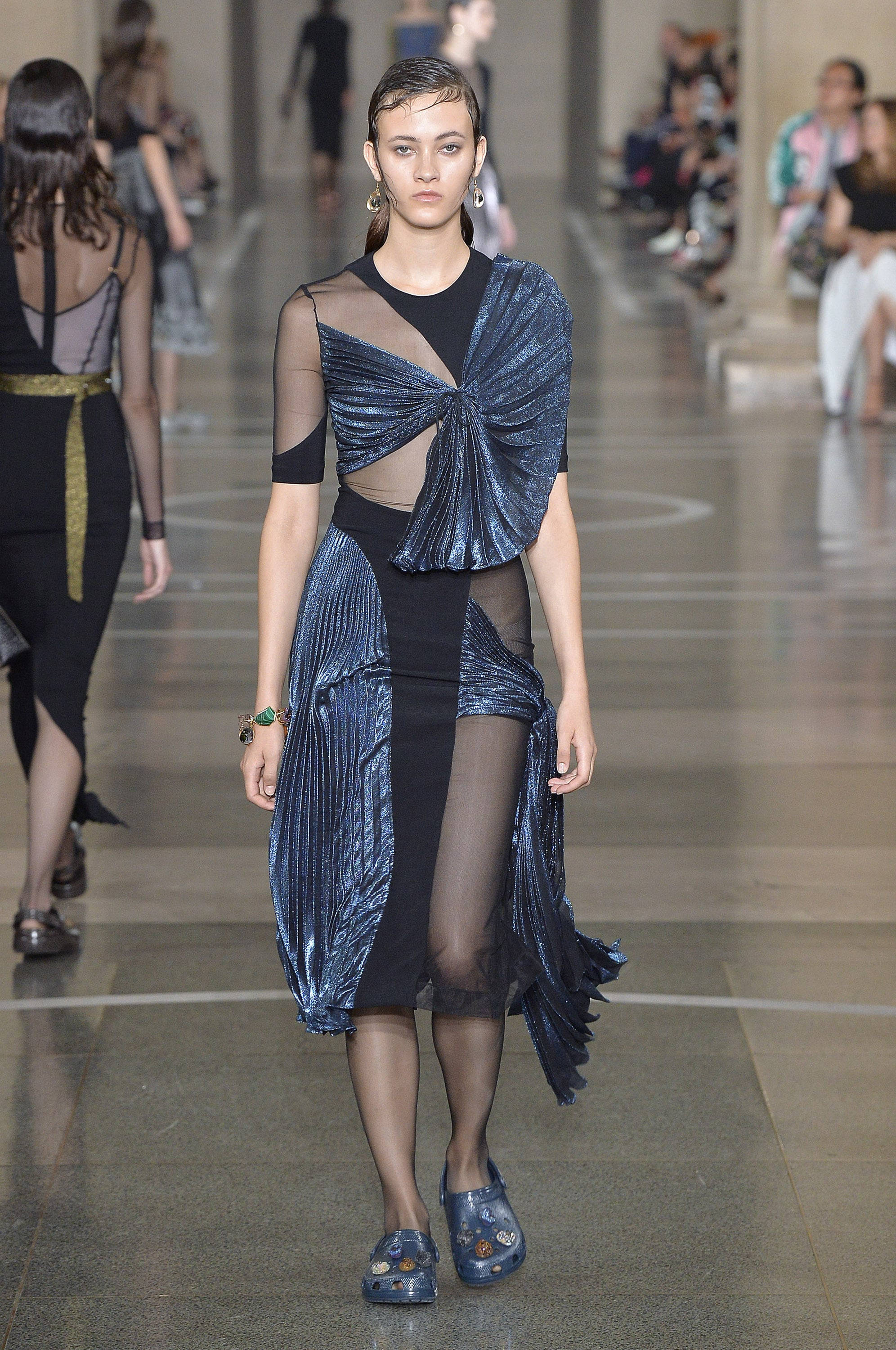Christopher Kane, black and blue dress, shimmering blue metallic dress, 2K Phone Wallpaper