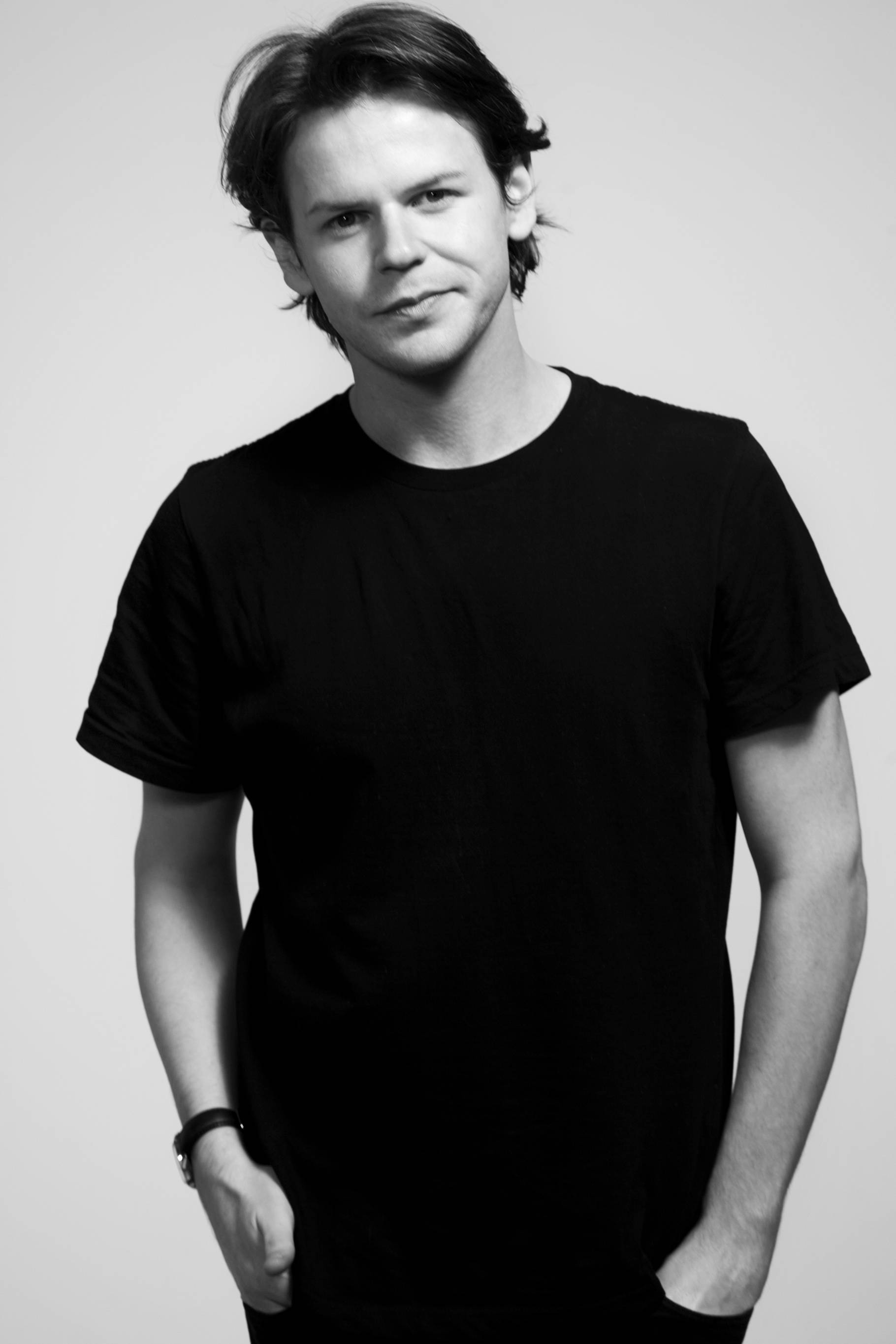 Christopher Kane, black and white, black t-shirt, 2K Phone Wallpaper