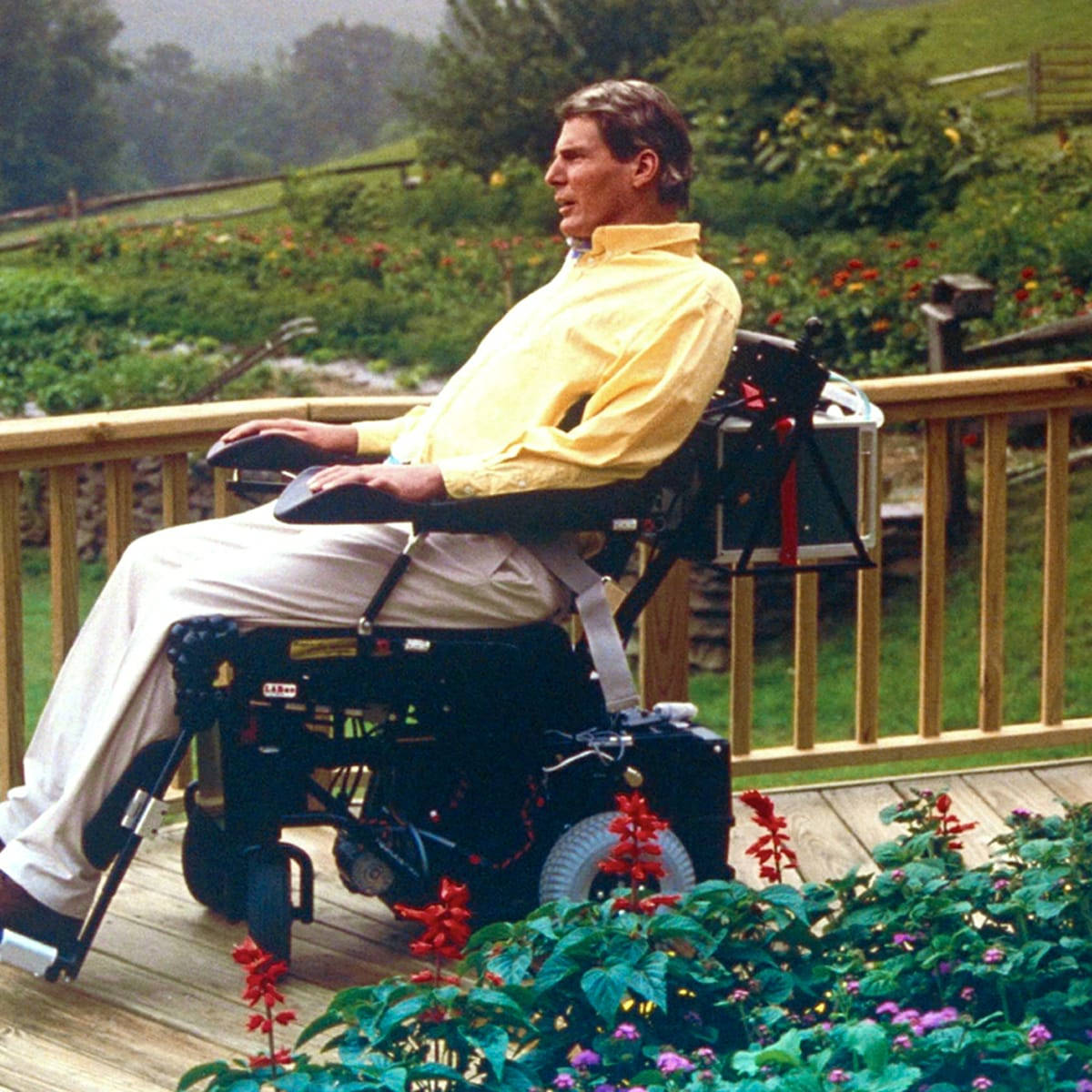 Christopher Reeve, yellow shirt, motorized wheelchair, SD Desktop Wallpaper